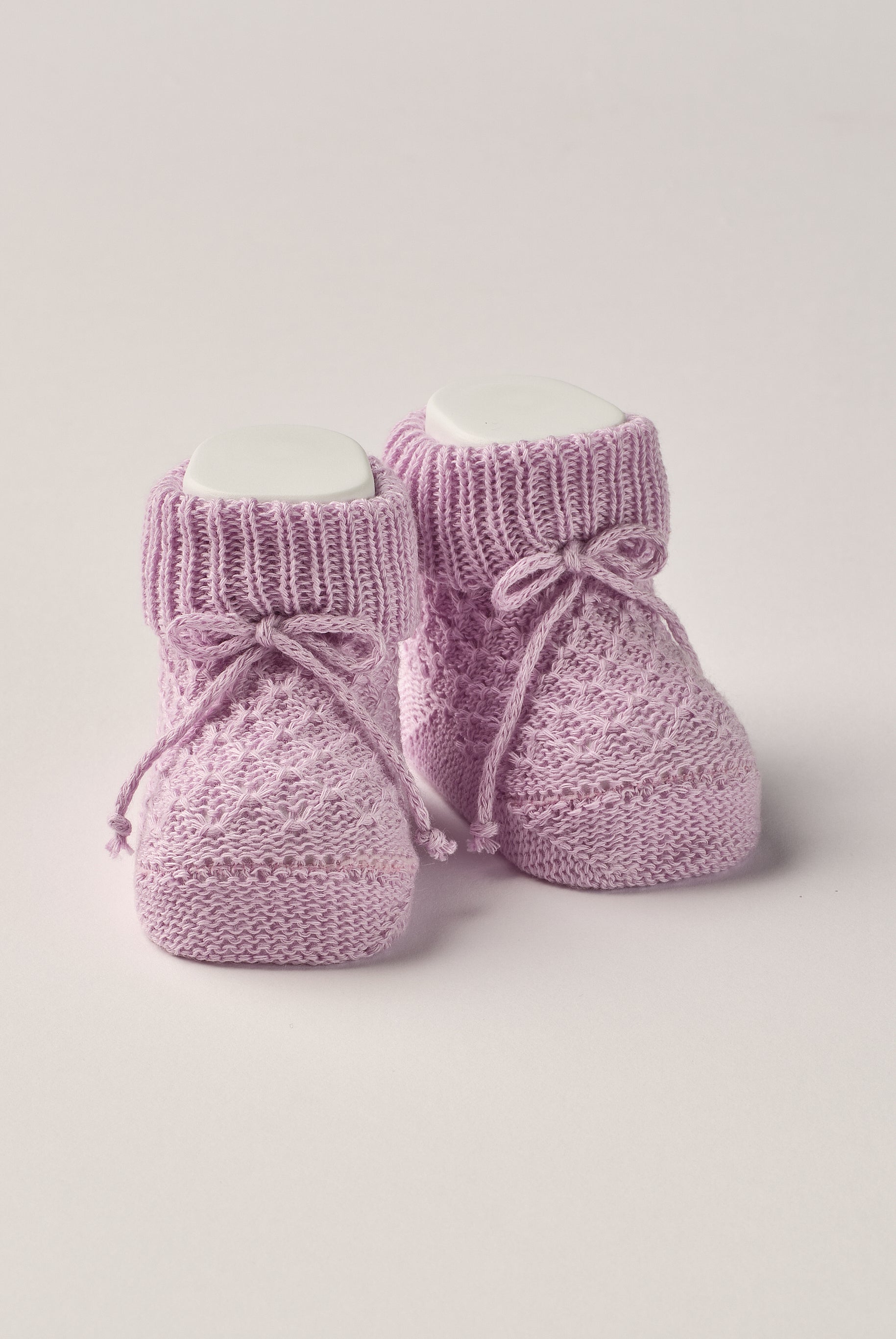 Die eleganten Strick Baby Booties aus Baumwolle von AMIO Firenze eignen sich perfekt als Geschenk für Babypartys oder als süße Schwangerschaftsankündigung für Freunde und Verwandte. Die feine Schnürung bietet besonderen Halt am Fuß. Der edle Strick verleiht den Scarpine eine luxuriöse Note, sodass sie sich als perfektes Accessoire auf einem Strampler eignen. Unsere Scarpine werden in einer ansprechenden Geschenkbox präsentiert.
Höchste Qualität, bestes Preis-Leistungs-Verhältnis MADE IN ITALY.