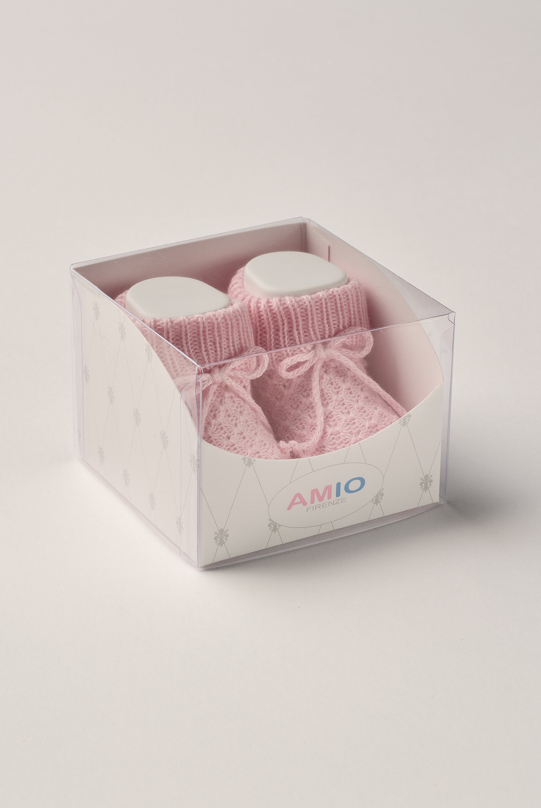 Die eleganten Strick Baby Booties aus Baumwolle von AMIO Firenze eignen sich perfekt als Geschenk für Babypartys oder als süße Schwangerschaftsankündigung für Freunde und Verwandte. Die feine Schnürung bietet besonderen Halt am Fuß. Der edle Strick verleiht den Scarpine eine luxuriöse Note, sodass sie sich als perfektes Accessoire auf einem Strampler eignen. Unsere Scarpine werden in einer ansprechenden Geschenkbox präsentiert.
Höchste Qualität, bestes Preis-Leistungs-Verhältnis MADE IN ITALY.