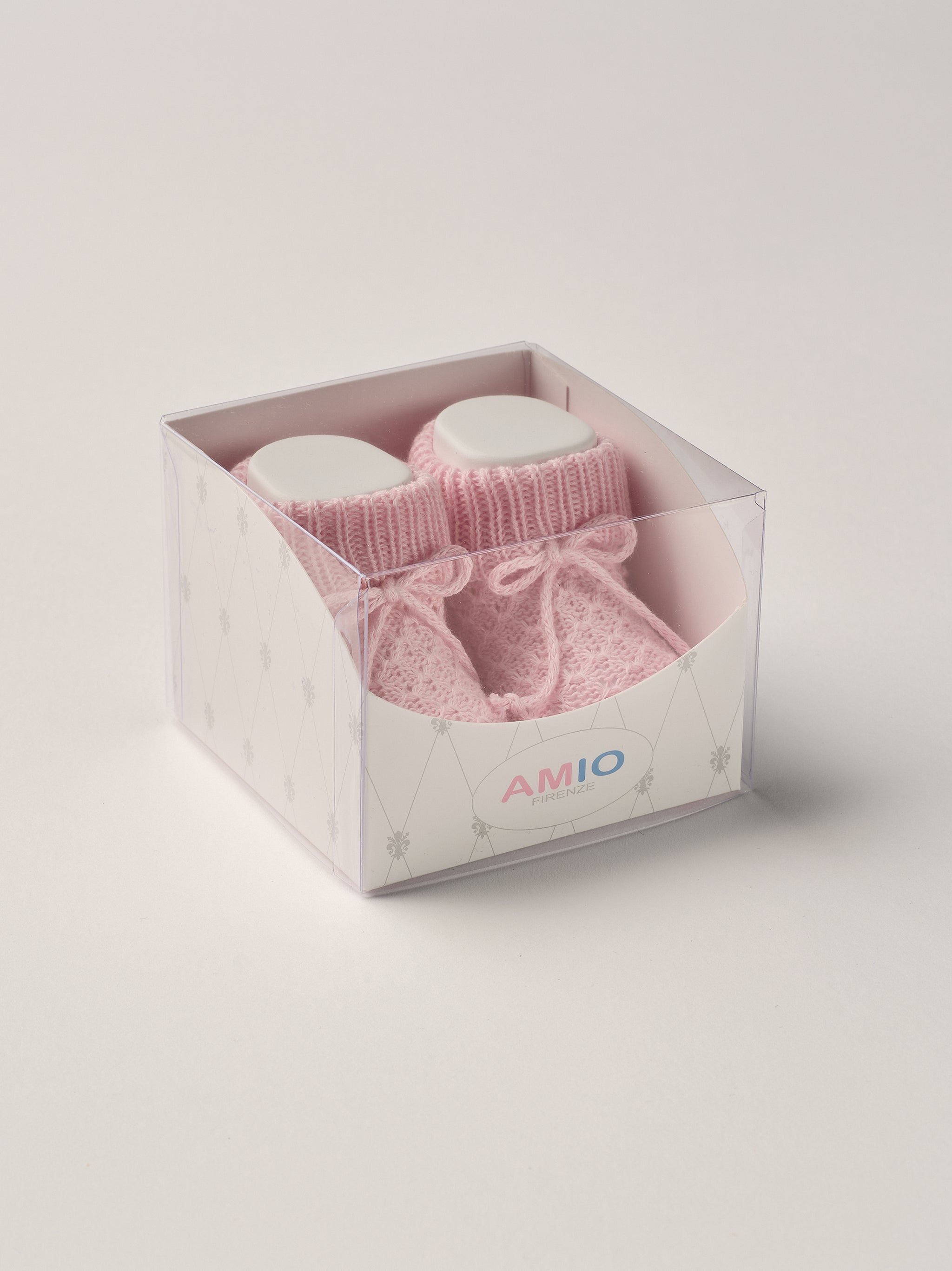 Die eleganten Strick Baby Booties aus Baumwolle von AMIO Firenze eignen sich perfekt als Geschenk für Babypartys oder als süße Schwangerschaftsankündigung für Freunde und Verwandte. Die feine Schnürung bietet besonderen Halt am Fuß. Der edle Strick verleiht den Scarpine eine luxuriöse Note, sodass sie sich als perfektes Accessoire auf einem Strampler eignen. Unsere Scarpine werden in einer ansprechenden Geschenkbox präsentiert.
Höchste Qualität, bestes Preis-Leistungs-Verhältnis MADE IN ITALY.