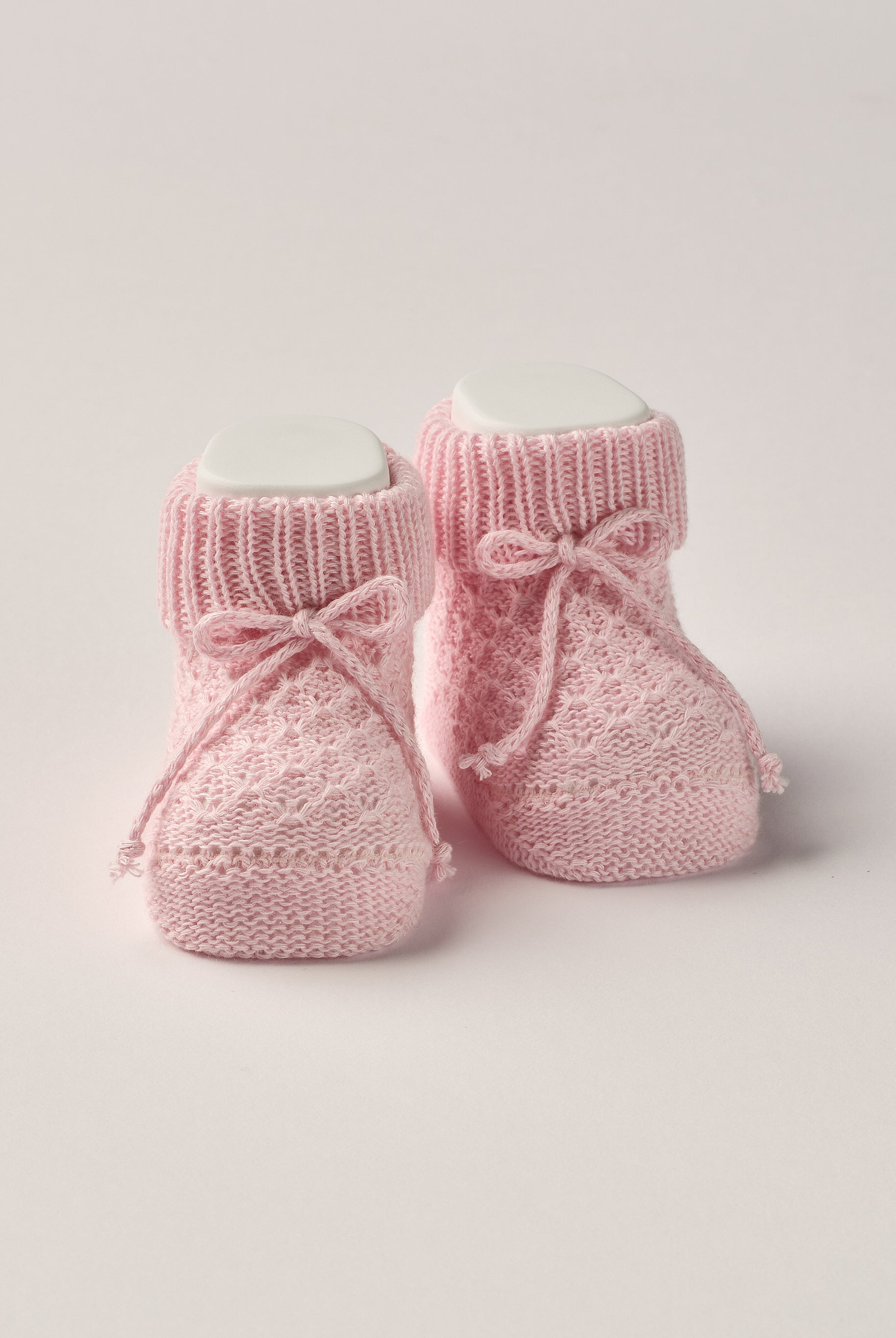Die eleganten Strick Baby Booties aus Baumwolle von AMIO Firenze eignen sich perfekt als Geschenk für Babypartys oder als süße Schwangerschaftsankündigung für Freunde und Verwandte. Die feine Schnürung bietet besonderen Halt am Fuß. Der edle Strick verleiht den Scarpine eine luxuriöse Note, sodass sie sich als perfektes Accessoire auf einem Strampler eignen. Unsere Scarpine werden in einer ansprechenden Geschenkbox präsentiert.
Höchste Qualität, bestes Preis-Leistungs-Verhältnis MADE IN ITALY.