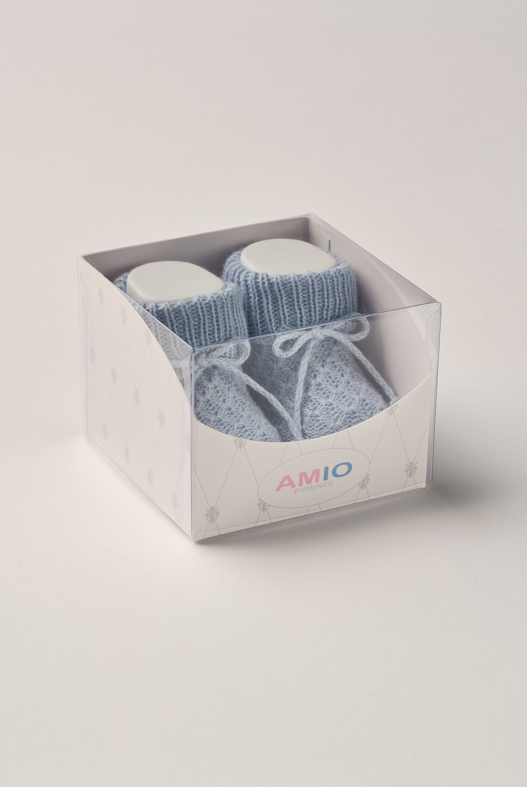 Die eleganten Strick Baby Booties aus Baumwolle von AMIO Firenze eignen sich perfekt als Geschenk für Babypartys oder als süße Ankündigung für Freunde und Verwandte. Die feine Schnürung bietet besonderen Halt am Fuß. Der edle Strick verleiht den Scarpine eine luxuriöse Note, sodass sie sich als perfektes Accessoire auf einem Strampler eignen. Unsere Scarpine werden in einer ansprechenden Geschenkbox präsentiert.
Höchste Qualität, bestes Preis-Leistungs-Verhältnis MADE IN ITALY.