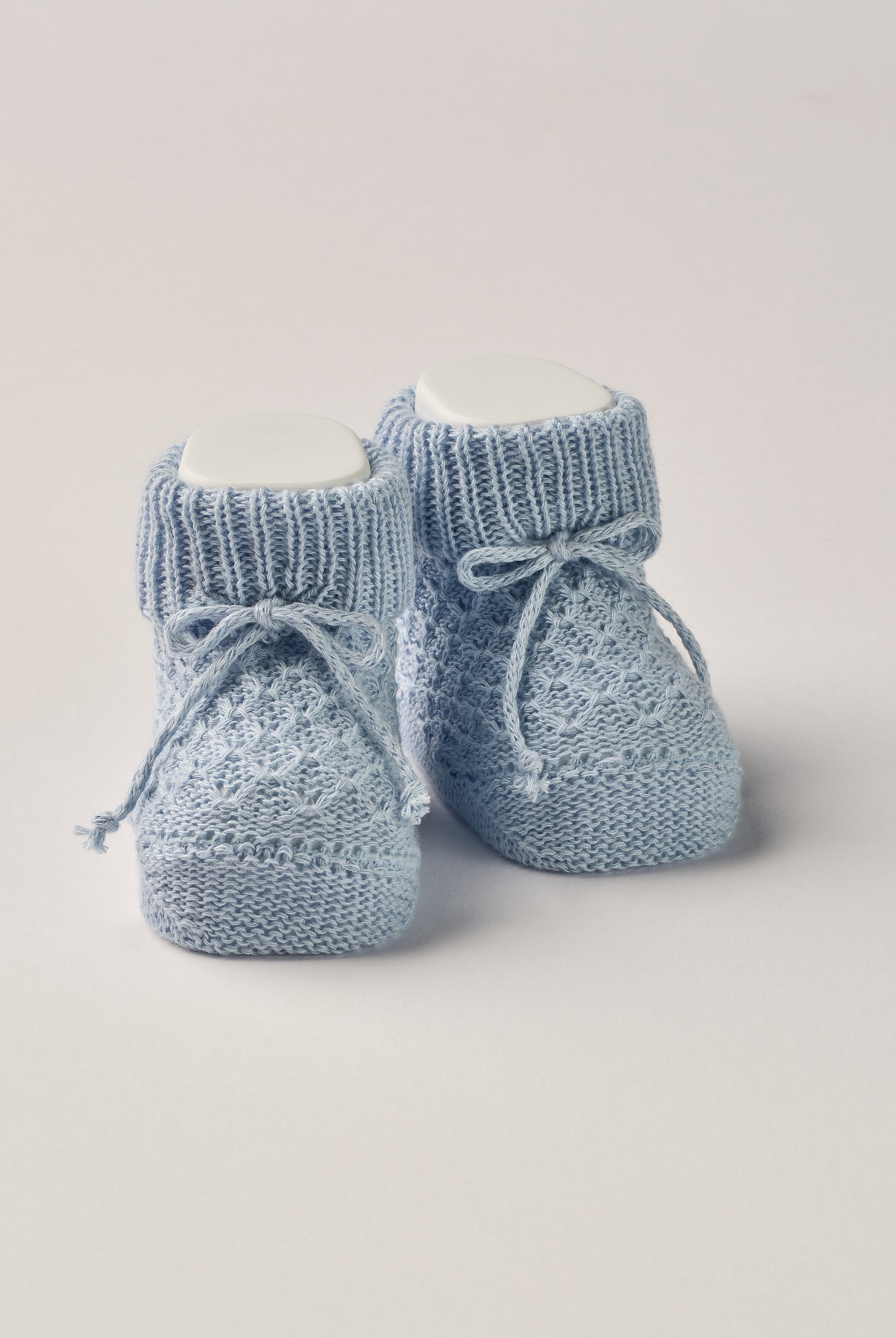 Die eleganten Strick Baby Booties aus Baumwolle von AMIO Firenze eignen sich perfekt als Geschenk für Babypartys oder als süße Ankündigung für Freunde und Verwandte. Die feine Schnürung bietet besonderen Halt am Fuß. Der edle Strick verleiht den Scarpine eine luxuriöse Note, sodass sie sich als perfektes Accessoire auf einem Strampler eignen. Unsere Scarpine werden in einer ansprechenden Geschenkbox präsentiert.
Höchste Qualität, bestes Preis-Leistungs-Verhältnis MADE IN ITALY.