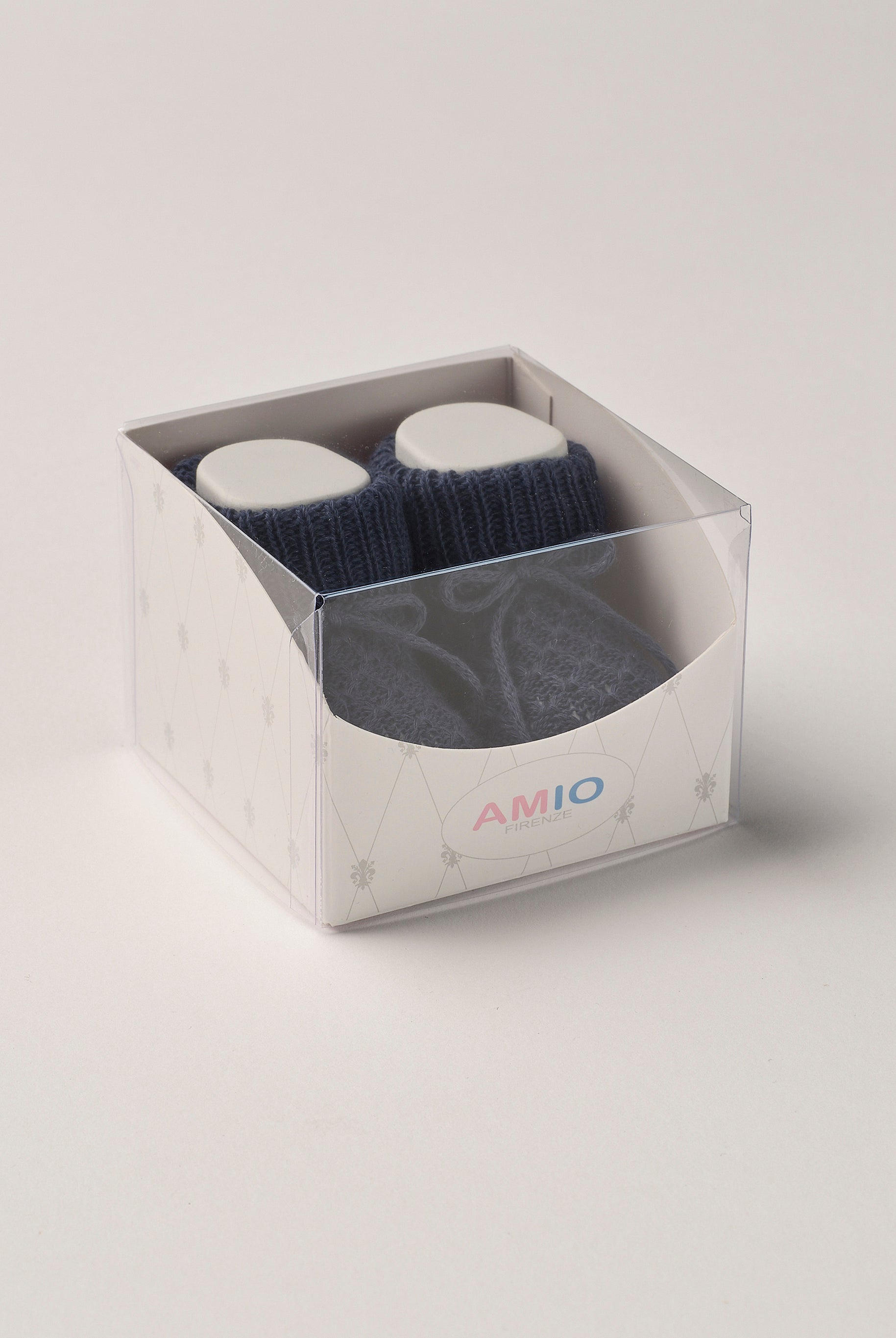 Die eleganten Strick Baby Booties aus Baumwolle von AMIO Firenze eignen sich perfekt als Geschenk für Babypartys oder als süße Schwangerschaftsankündigung für Freunde und Verwandte. Die feine Schnürung bietet besonderen Halt am Fuß. Der edle Strick verleiht den Scarpine eine luxuriöse Note, sodass sie sich als perfektes Accessoire auf einem Strampler eignen. Unsere Scarpine werden in einer ansprechenden Geschenkbox präsentiert.
Höchste Qualität, bestes Preis-Leistungs-Verhältnis MADE IN ITALY.