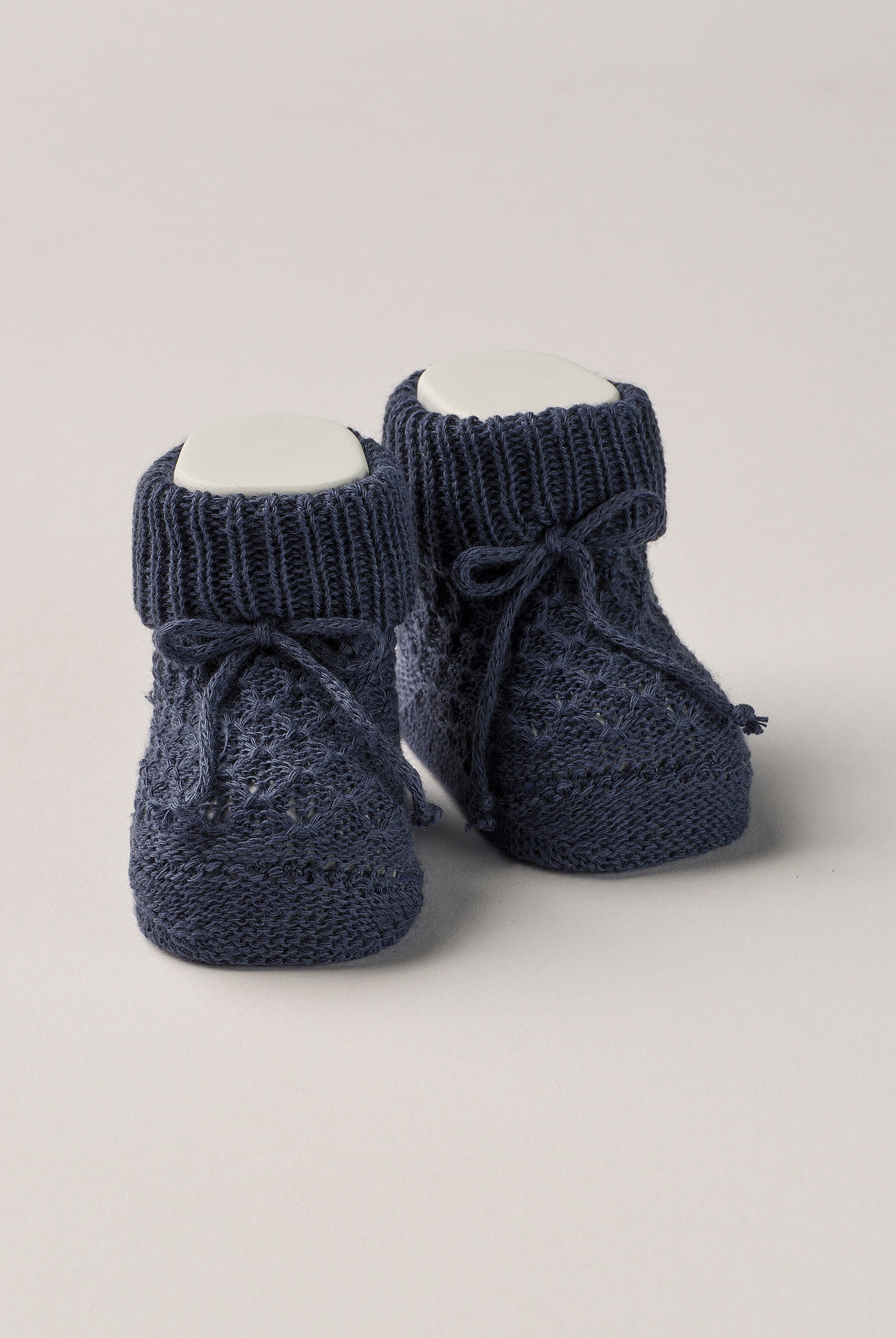 Die eleganten Strick Baby Booties aus Baumwolle von AMIO Firenze eignen sich perfekt als Geschenk für Babypartys oder als süße Schwangerschaftsankündigung für Freunde und Verwandte. Die feine Schnürung bietet besonderen Halt am Fuß. Der edle Strick verleiht den Scarpine eine luxuriöse Note, sodass sie sich als perfektes Accessoire auf einem Strampler eignen. Unsere Scarpine werden in einer ansprechenden Geschenkbox präsentiert.
Höchste Qualität, bestes Preis-Leistungs-Verhältnis MADE IN ITALY.