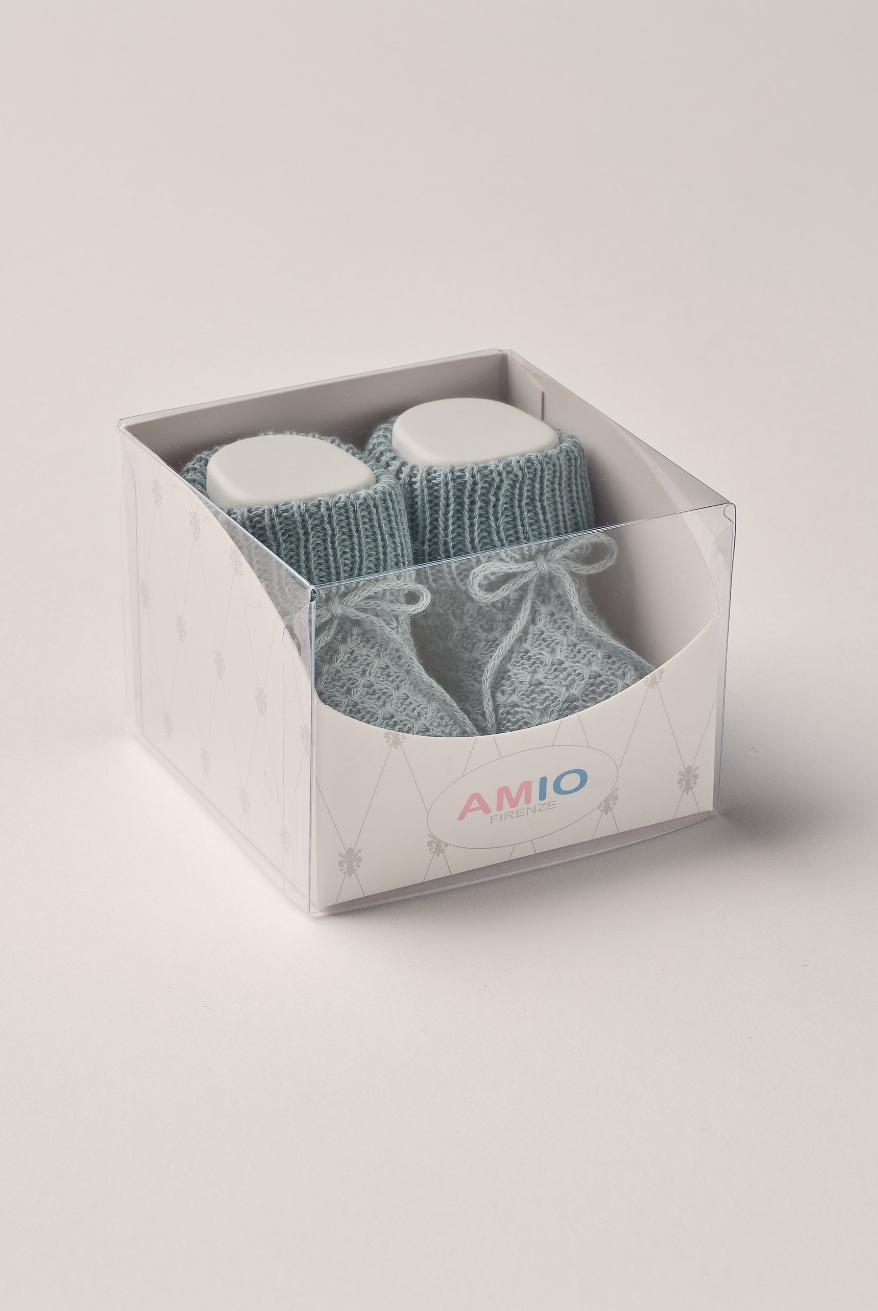 Die eleganten Strick Baby Booties aus Baumwolle von AMIO Firenze eignen sich perfekt als Geschenk für Babypartys oder als süße Schwangerschaftsankündigung für Freunde und Verwandte. Die feine Schnürung bietet besonderen Halt am Fuß. Der edle Strick verleiht den Scarpine eine luxuriöse Note, sodass sie sich als perfektes Accessoire auf einem Strampler eignen. Unsere Scarpine werden in einer ansprechenden Geschenkbox präsentiert.
Höchste Qualität, bestes Preis-Leistungs-Verhältnis MADE IN ITALY.