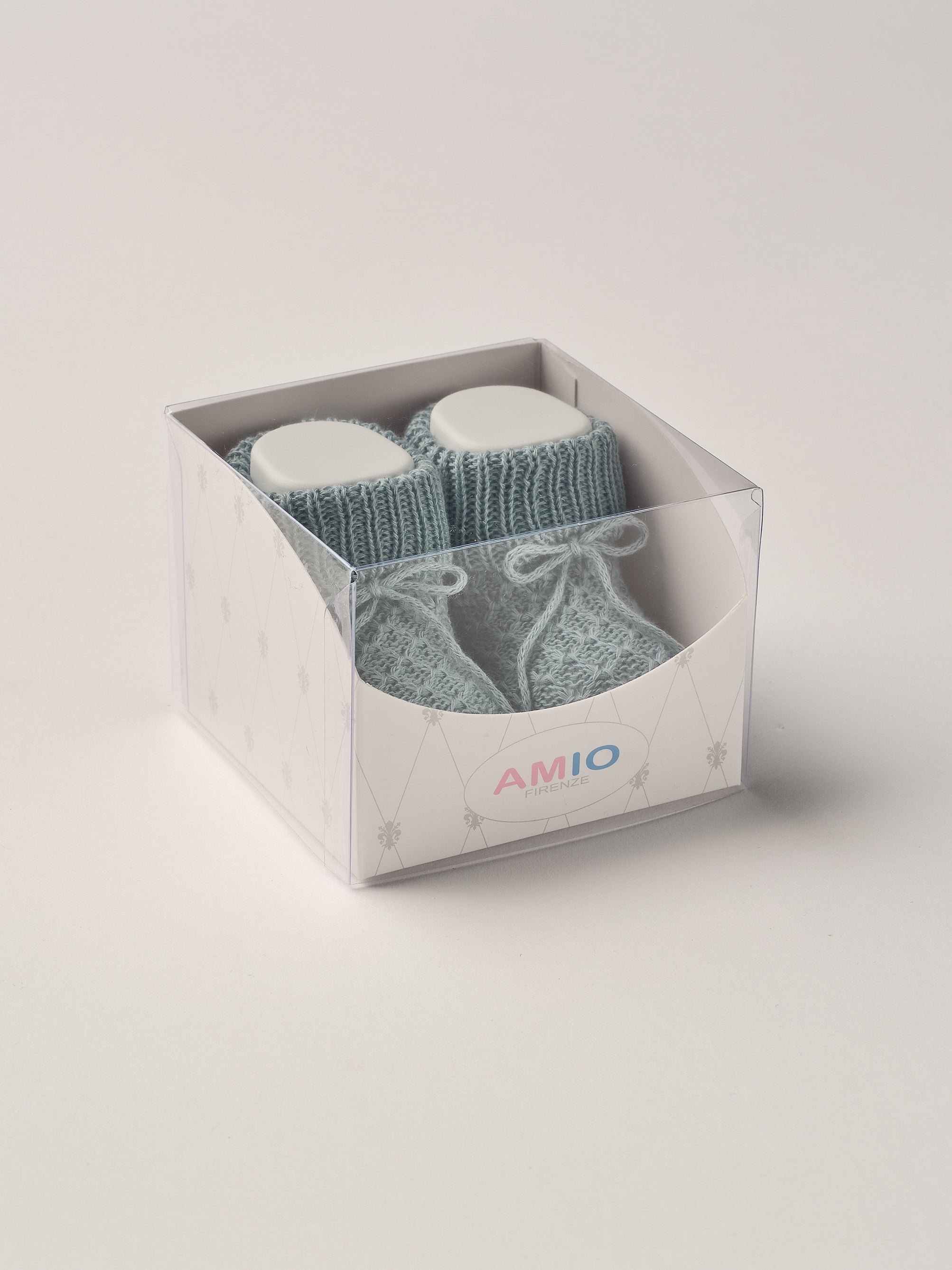 Die eleganten Strick Baby Booties aus Baumwolle von AMIO Firenze eignen sich perfekt als Geschenk für Babypartys oder als süße Schwangerschaftsankündigung für Freunde und Verwandte. Die feine Schnürung bietet besonderen Halt am Fuß. Der edle Strick verleiht den Scarpine eine luxuriöse Note, sodass sie sich als perfektes Accessoire auf einem Strampler eignen. Unsere Scarpine werden in einer ansprechenden Geschenkbox präsentiert.
Höchste Qualität, bestes Preis-Leistungs-Verhältnis MADE IN ITALY.