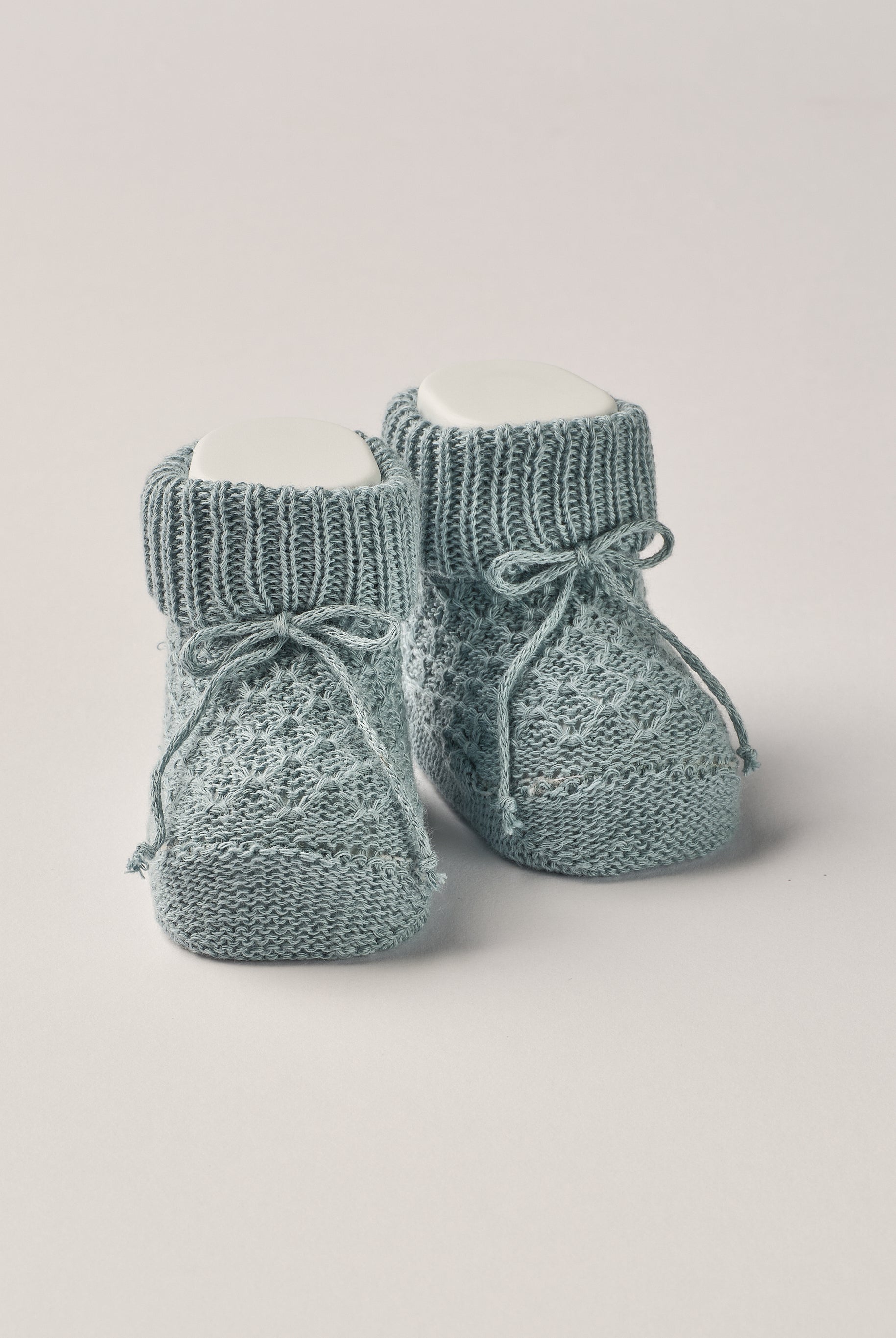 Die eleganten Strick Baby Booties aus Baumwolle von AMIO Firenze eignen sich perfekt als Geschenk für Babypartys oder als süße Schwangerschaftsankündigung für Freunde und Verwandte. Die feine Schnürung bietet besonderen Halt am Fuß. Der edle Strick verleiht den Scarpine eine luxuriöse Note, sodass sie sich als perfektes Accessoire auf einem Strampler eignen. Unsere Scarpine werden in einer ansprechenden Geschenkbox präsentiert.
Höchste Qualität, bestes Preis-Leistungs-Verhältnis MADE IN ITALY.
