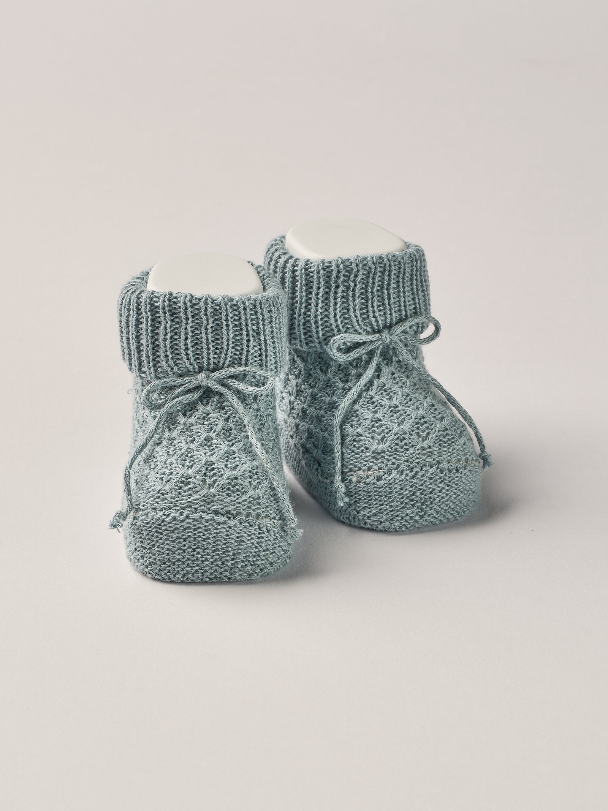 Die eleganten Strick Baby Booties aus Baumwolle von AMIO Firenze eignen sich perfekt als Geschenk für Babypartys oder als süße Schwangerschaftsankündigung für Freunde und Verwandte. Die feine Schnürung bietet besonderen Halt am Fuß. Der edle Strick verleiht den Scarpine eine luxuriöse Note, sodass sie sich als perfektes Accessoire auf einem Strampler eignen. Unsere Scarpine werden in einer ansprechenden Geschenkbox präsentiert.
Höchste Qualität, bestes Preis-Leistungs-Verhältnis MADE IN ITALY.