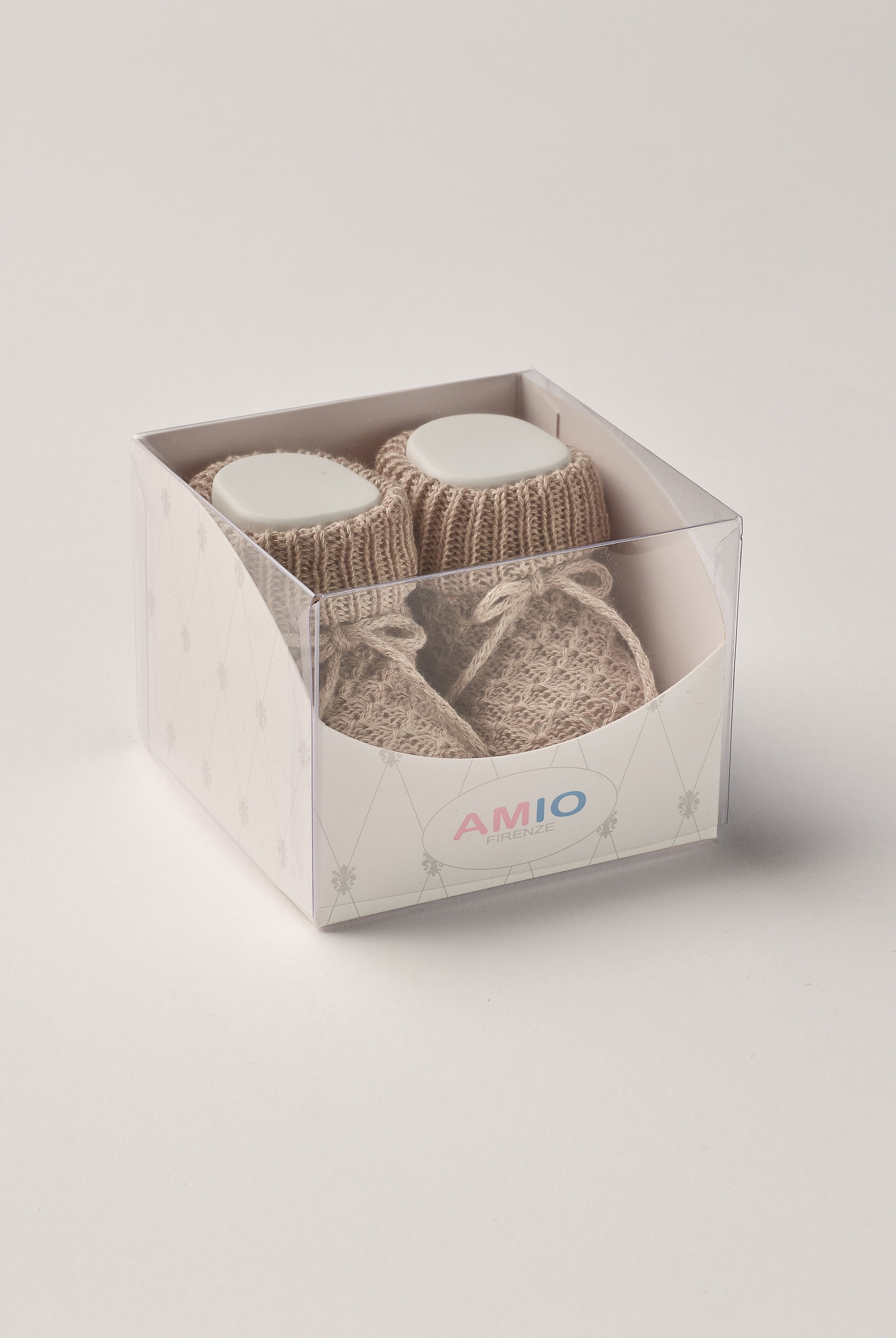 Die eleganten Strick Baby Booties aus Baumwolle von AMIO Firenze eignen sich perfekt als Geschenk für Babypartys oder als süße Schwangerschaftsankündigung für Freunde und Verwandte. Die feine Schnürung bietet besonderen Halt am Fuß. Der edle Strick verleiht den Scarpine eine luxuriöse Note, sodass sie sich als perfektes Accessoire auf einem Strampler eignen. Unsere Scarpine werden in einer ansprechenden Geschenkbox präsentiert.
Höchste Qualität, bestes Preis-Leistungs-Verhältnis MADE IN ITALY.