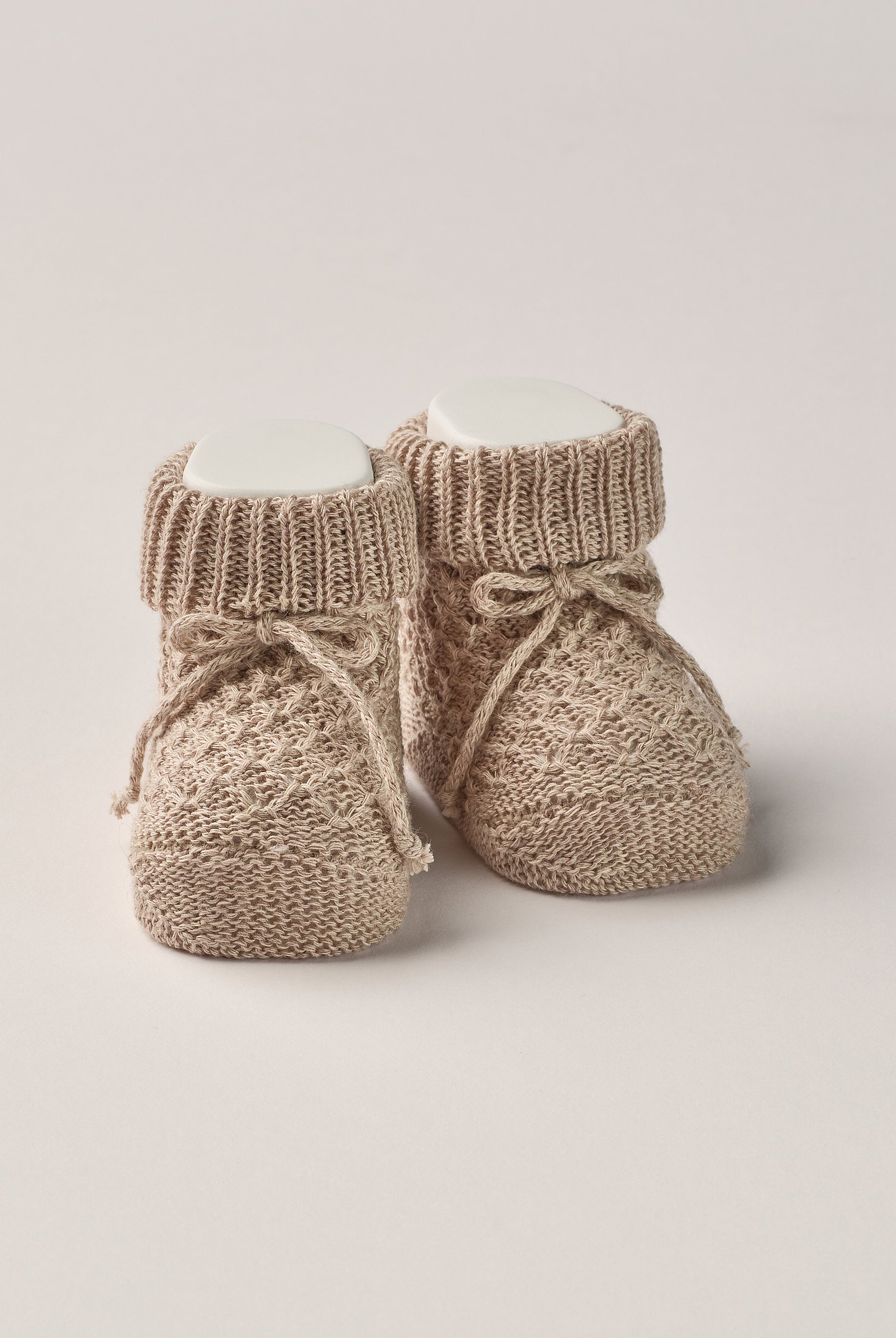 Die eleganten Strick Baby Booties aus Baumwolle von AMIO Firenze eignen sich perfekt als Geschenk für Babypartys oder als süße Schwangerschaftsankündigung für Freunde und Verwandte. Die feine Schnürung bietet besonderen Halt am Fuß. Der edle Strick verleiht den Scarpine eine luxuriöse Note, sodass sie sich als perfektes Accessoire auf einem Strampler eignen. Unsere Scarpine werden in einer ansprechenden Geschenkbox präsentiert.
Höchste Qualität, bestes Preis-Leistungs-Verhältnis MADE IN ITALY.