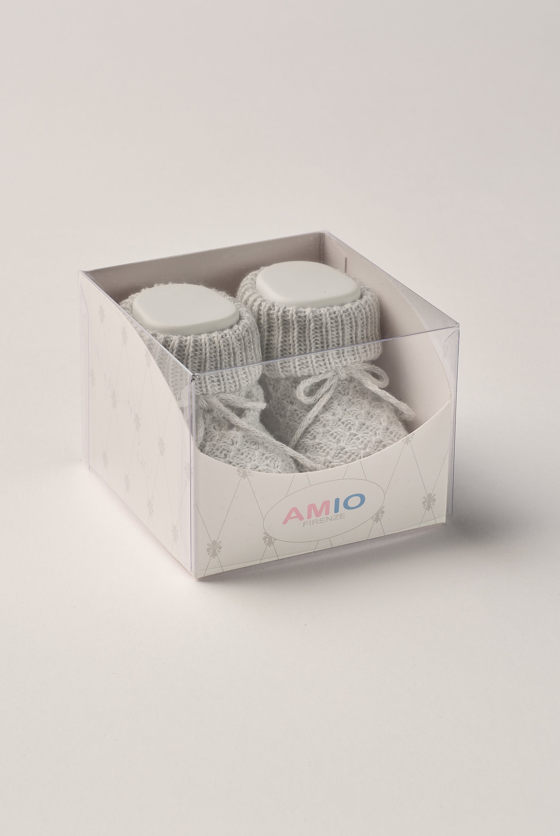 Die eleganten Strick Baby Booties aus Baumwolle von AMIO Firenze eignen sich perfekt als Geschenk für Babypartys oder als süße Schwangerschaftsankündigung für Freunde und Verwandte. Die feine Schnürung bietet besonderen Halt am Fuß. Der edle Strick verleiht den Scarpine eine luxuriöse Note, sodass sie sich als perfektes Accessoire auf einem Strampler eignen. Unsere Scarpine werden in einer ansprechenden Geschenkbox präsentiert.
Höchste Qualität, bestes Preis-Leistungs-Verhältnis MADE IN ITALY.
