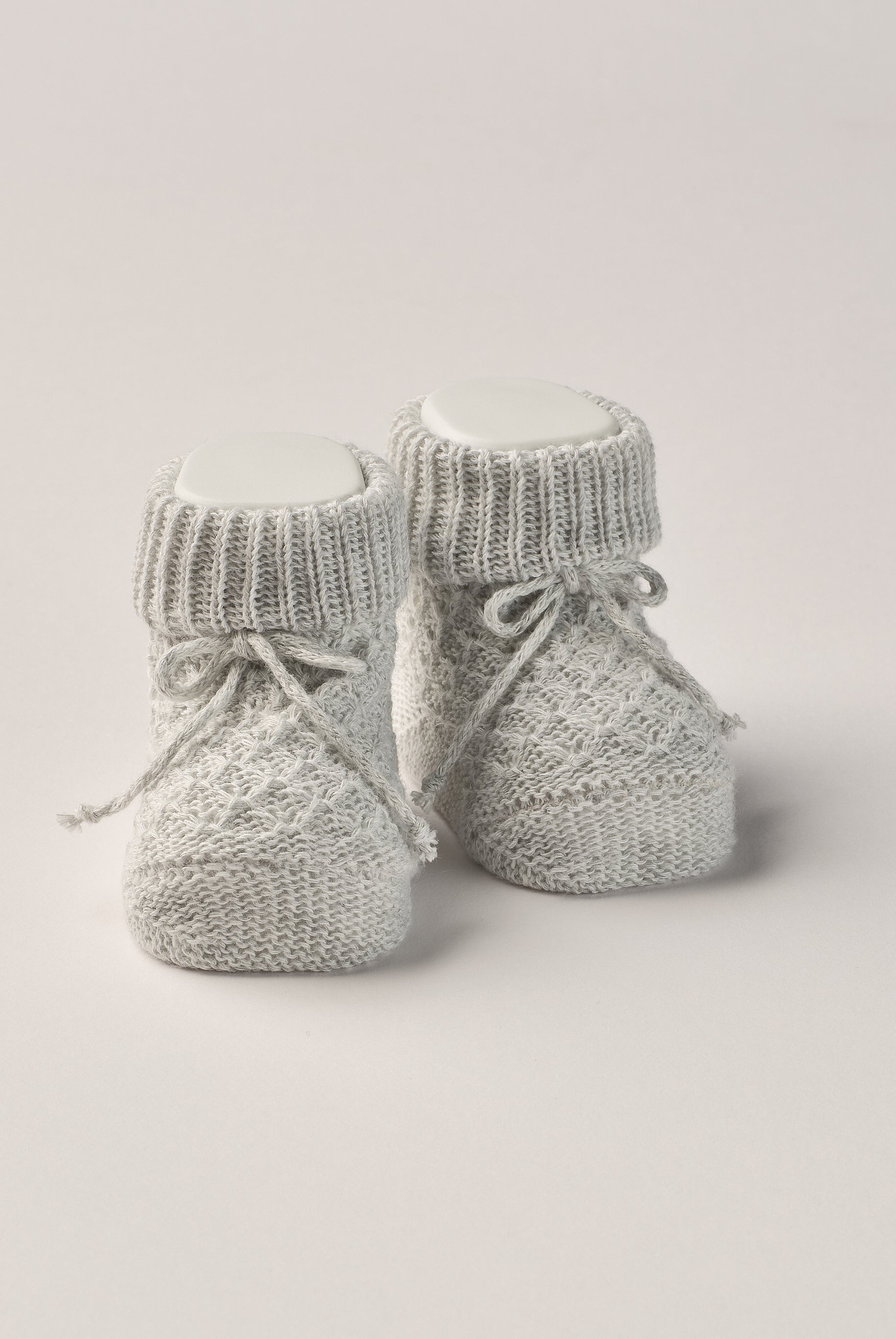 Die eleganten Strick Baby Booties aus Baumwolle von AMIO Firenze eignen sich perfekt als Geschenk für Babypartys oder als süße Schwangerschaftsankündigung für Freunde und Verwandte. Die feine Schnürung bietet besonderen Halt am Fuß. Der edle Strick verleiht den Scarpine eine luxuriöse Note, sodass sie sich als perfektes Accessoire auf einem Strampler eignen. Unsere Scarpine werden in einer ansprechenden Geschenkbox präsentiert.
Höchste Qualität, bestes Preis-Leistungs-Verhältnis MADE IN ITALY.