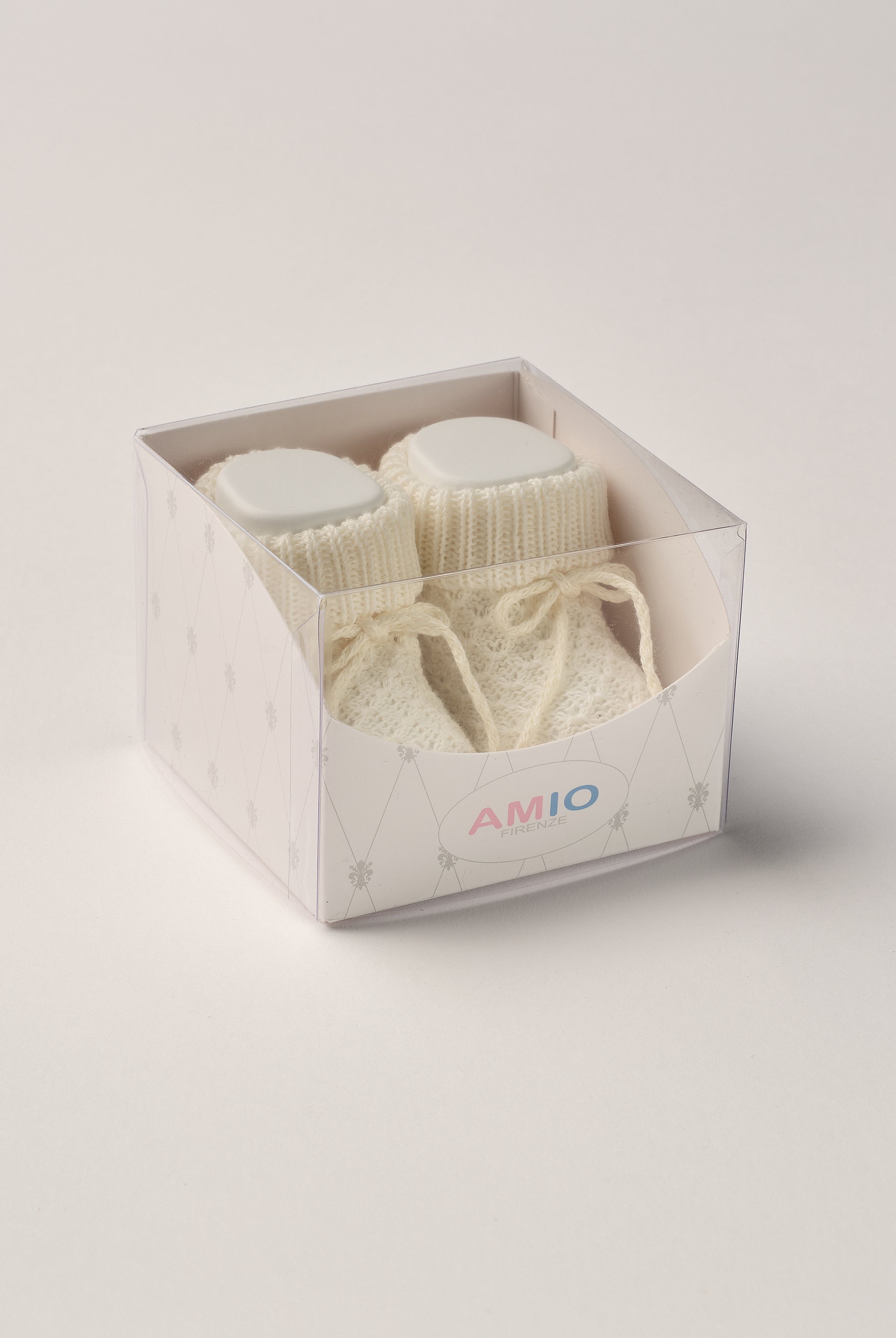 Die eleganten Strick Baby Booties aus Baumwolle von AMIO Firenze eignen sich perfekt als Geschenk für Babypartys oder als süße Schwangerschaftsankündigung für Freunde und Verwandte. Die feine Schnürung bietet besonderen Halt am Fuß. Der edle Strick verleiht den Scarpine eine luxuriöse Note, sodass sie sich als perfektes Accessoire auf einem Strampler eignen. Unsere Scarpine werden in einer ansprechenden Geschenkbox präsentiert.
Höchste Qualität, bestes Preis-Leistungs-Verhältnis MADE IN ITALY.