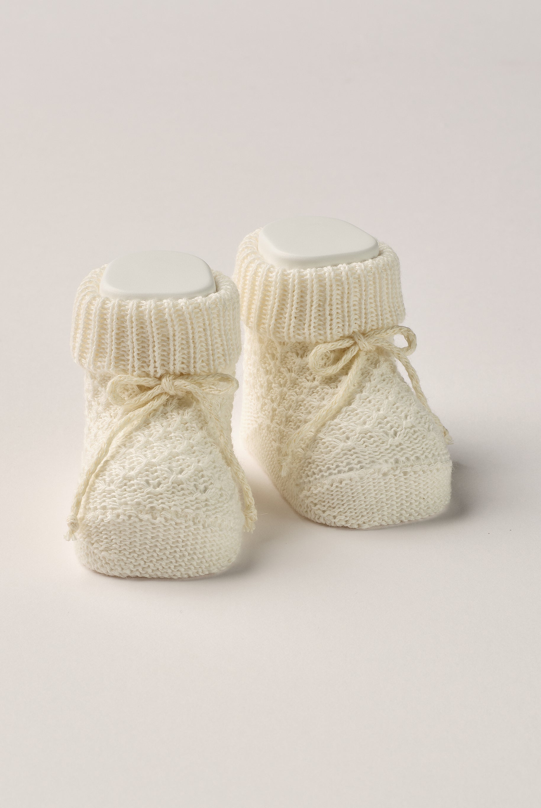 Die eleganten Strick Baby Booties aus Baumwolle von AMIO Firenze eignen sich perfekt als Geschenk für Babypartys oder als süße Schwangerschaftsankündigung für Freunde und Verwandte. Die feine Schnürung bietet besonderen Halt am Fuß. Der edle Strick verleiht den Scarpine eine luxuriöse Note, sodass sie sich als perfektes Accessoire auf einem Strampler eignen. Unsere Scarpine werden in einer ansprechenden Geschenkbox präsentiert.
Höchste Qualität, bestes Preis-Leistungs-Verhältnis MADE IN ITALY.