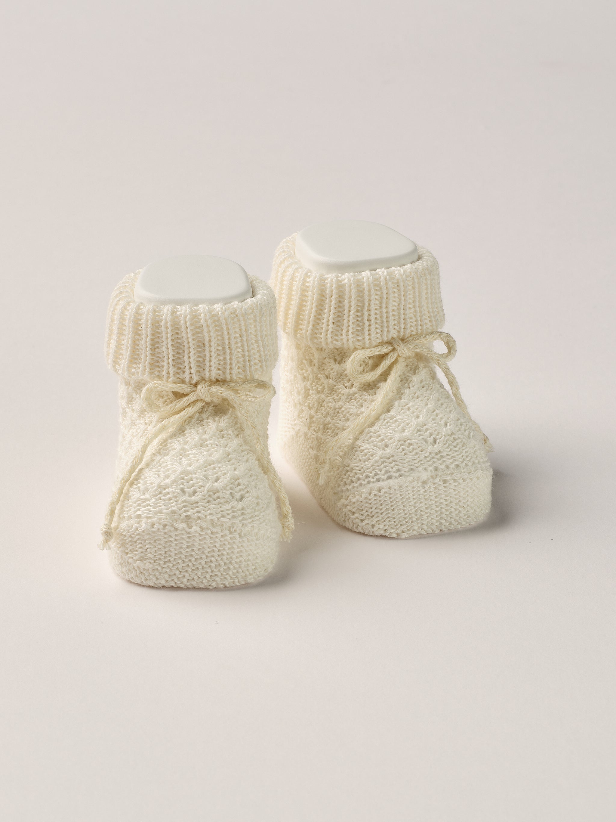 Die eleganten Strick Baby Booties aus Baumwolle von AMIO Firenze eignen sich perfekt als Geschenk für Babypartys oder als süße Schwangerschaftsankündigung für Freunde und Verwandte. Die feine Schnürung bietet besonderen Halt am Fuß. Der edle Strick verleiht den Scarpine eine luxuriöse Note, sodass sie sich als perfektes Accessoire auf einem Strampler eignen. Unsere Scarpine werden in einer ansprechenden Geschenkbox präsentiert.
Höchste Qualität, bestes Preis-Leistungs-Verhältnis MADE IN ITALY.