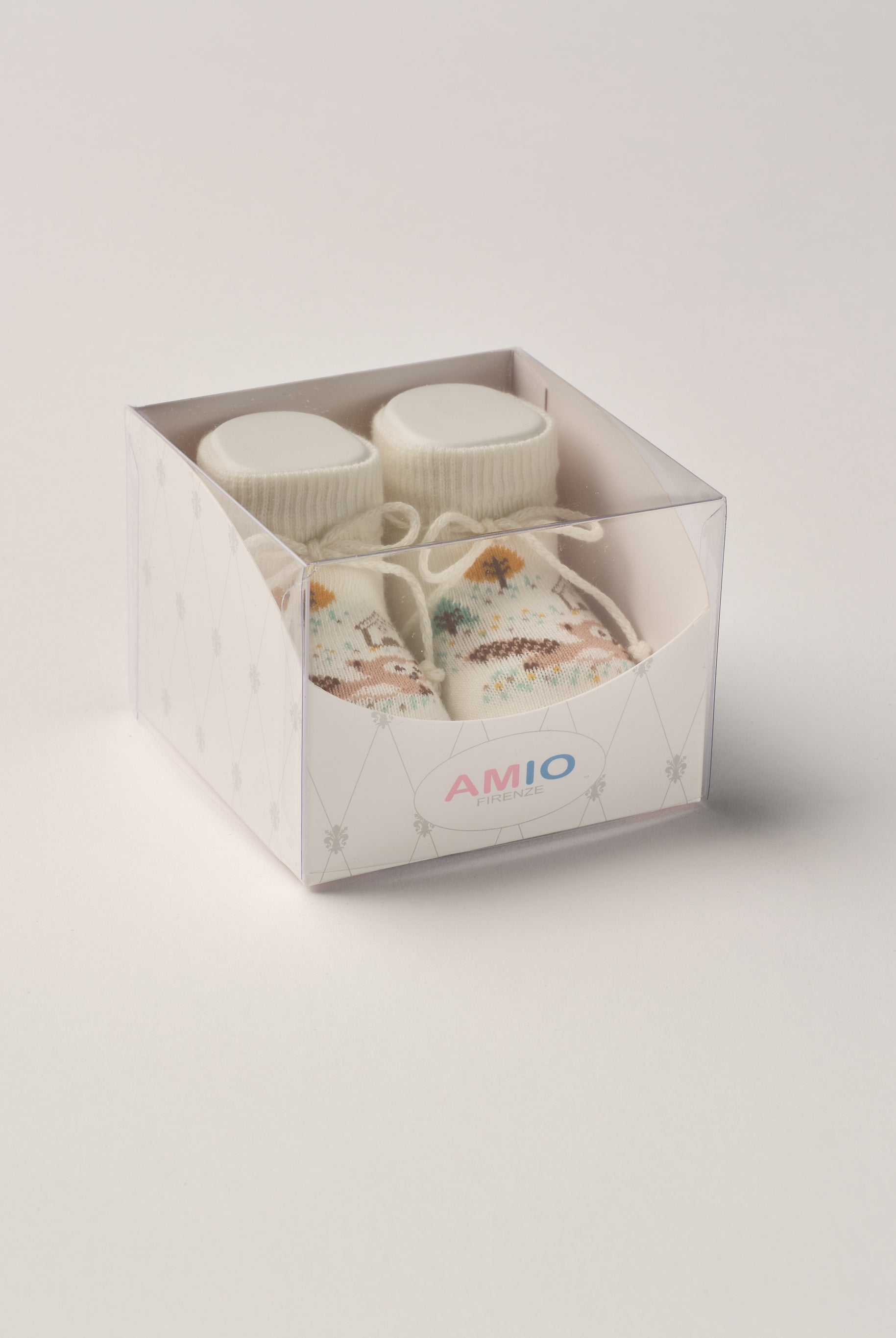 Die Baby Booties mit eingewebtem Waschbär Muster im Wald eignen sich perfekt als Geschenk für Babypartys oder als süße Schwangerschaftsankündigung für Freunde und Verwandte. Die feine Schnürung bietet besonderen Halt am Fuß. Unsere Scarpine werden in einer ansprechenden Geschenkbox präsentiert.
Höchste Qualität, bestes Preis-Leistungs-Verhältnis MADE IN ITALY.