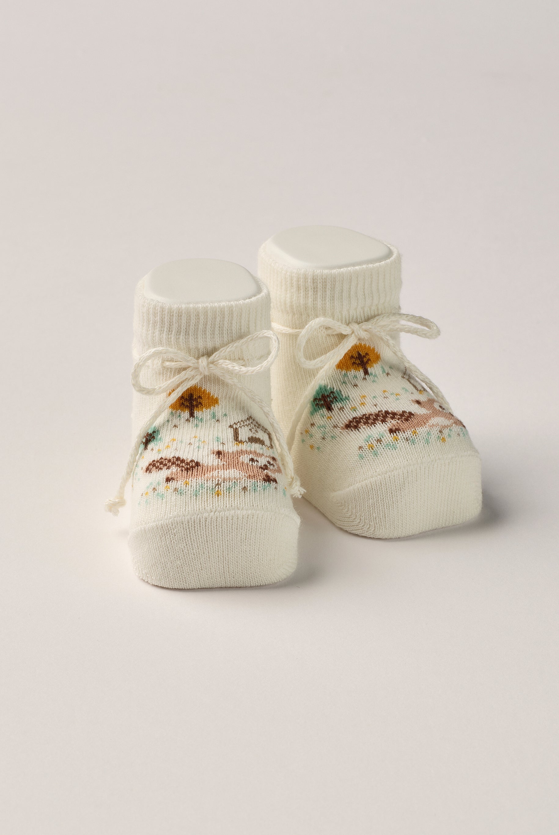 Die Baby Booties mit eingewebtem Waschbär Muster im Wald eignen sich perfekt als Geschenk für Babypartys oder als süße Schwangerschaftsankündigung für Freunde und Verwandte. Die feine Schnürung bietet besonderen Halt am Fuß. Unsere Scarpine werden in einer ansprechenden Geschenkbox präsentiert.
Höchste Qualität, bestes Preis-Leistungs-Verhältnis MADE IN ITALY.