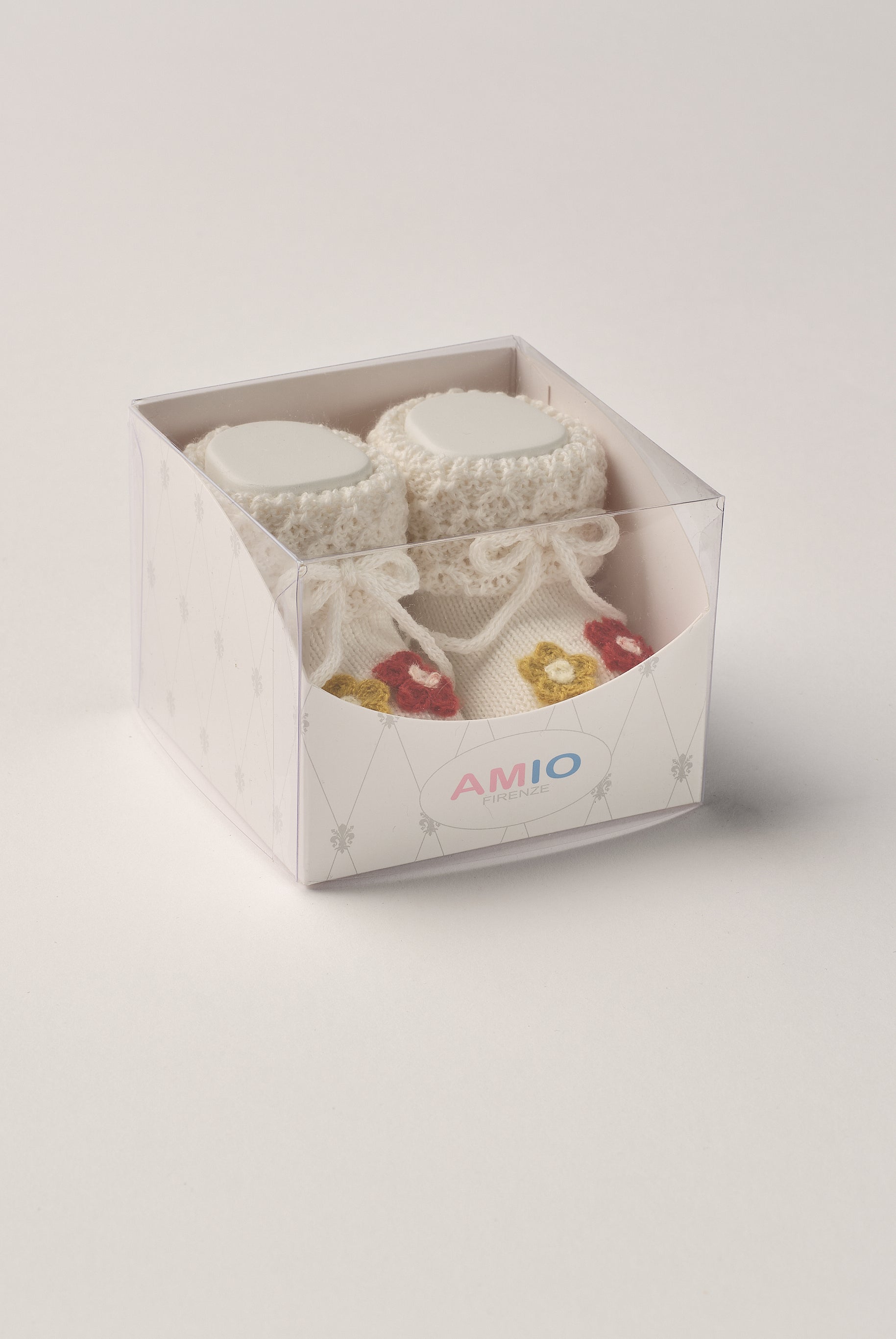 Die eleganten Strick Baby Booties aus Wolle von AMIO Firenze eignen sich perfekt als Geschenk für Babypartys oder als süße Schwangerschaftsankündigung für Freunde und Verwandte. Die feine Schnürung bietet besonderen Halt am Fuß und die angenähten Blüten verleihen den Scarpine eine elegante Note. Unsere Scarpine werden in einer ansprechenden Geschenkbox präsentiert.
Höchste Qualität, bestes Preis-Leistungs-Verhältnis MADE IN ITALY.