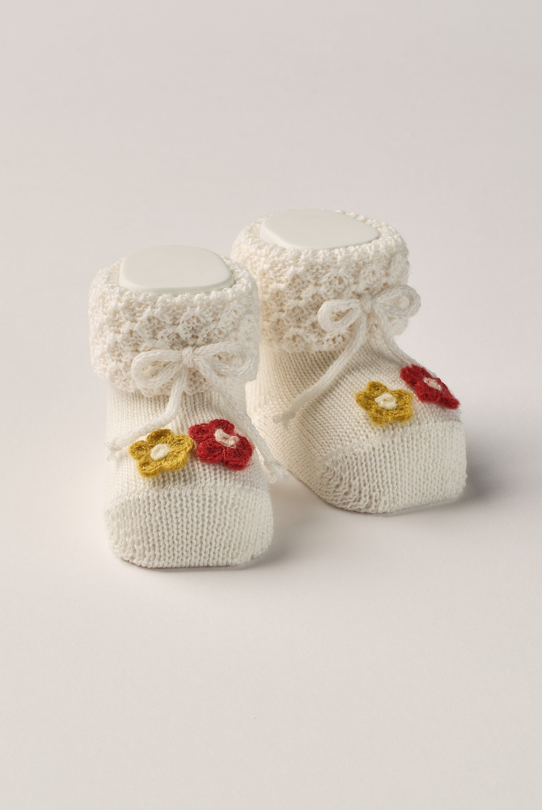 Die eleganten Strick Baby Booties aus Wolle von AMIO Firenze eignen sich perfekt als Geschenk für Babypartys oder als süße Schwangerschaftsankündigung für Freunde und Verwandte. Die feine Schnürung bietet besonderen Halt am Fuß und die angenähten Blüten verleihen den Scarpine eine elegante Note. Unsere Scarpine werden in einer ansprechenden Geschenkbox präsentiert.
Höchste Qualität, bestes Preis-Leistungs-Verhältnis MADE IN ITALY.