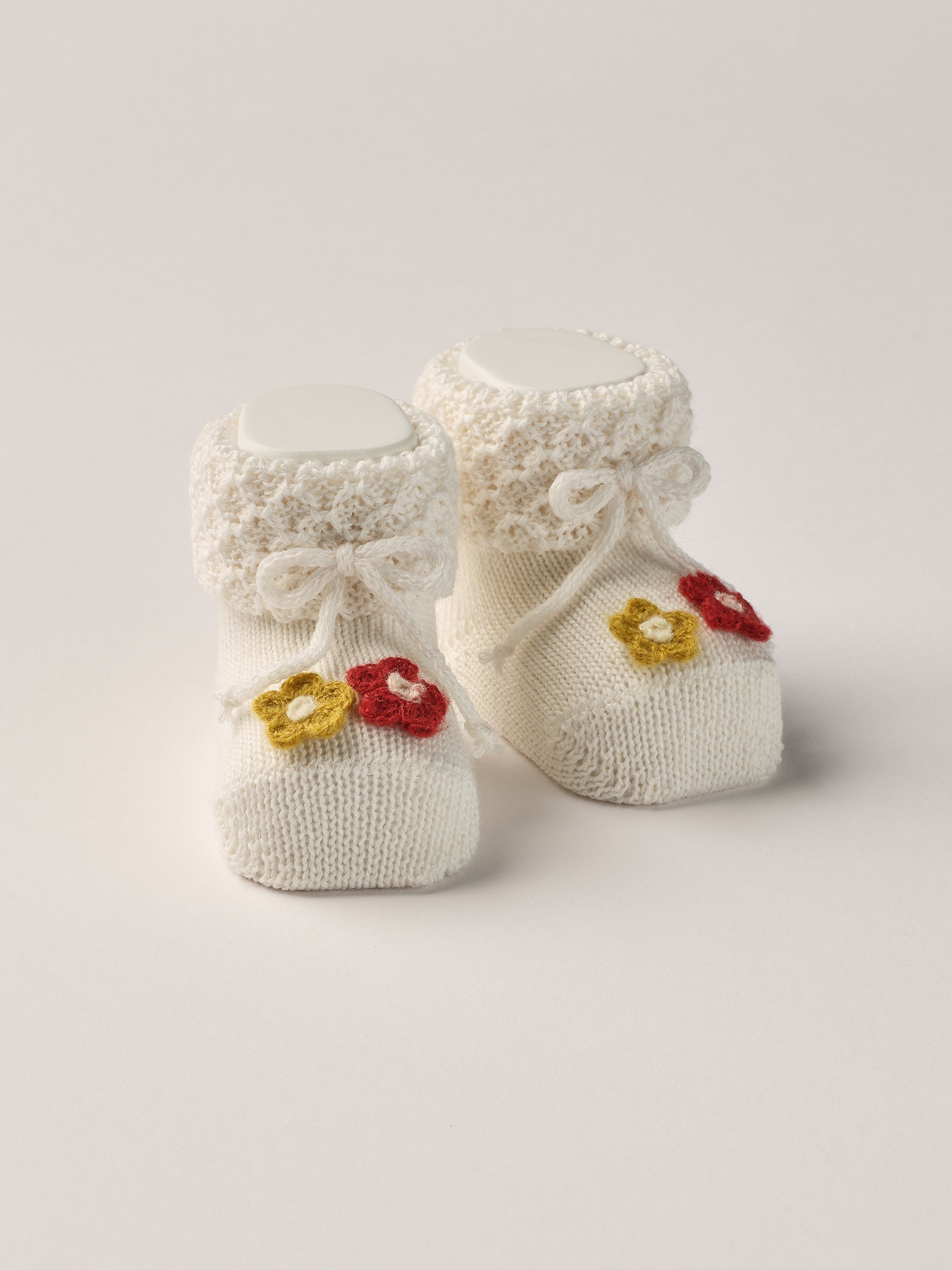 Die eleganten Strick Baby Booties aus Wolle von AMIO Firenze eignen sich perfekt als Geschenk für Babypartys oder als süße Schwangerschaftsankündigung für Freunde und Verwandte. Die feine Schnürung bietet besonderen Halt am Fuß und die angenähten Blüten verleihen den Scarpine eine elegante Note. Unsere Scarpine werden in einer ansprechenden Geschenkbox präsentiert.
Höchste Qualität, bestes Preis-Leistungs-Verhältnis MADE IN ITALY.