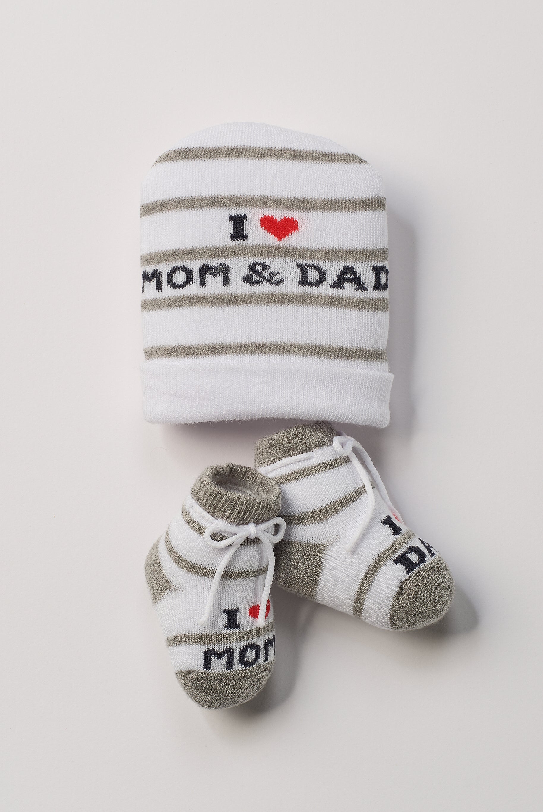 Das niedliche Set von AMIO Firenze ist die perfekte Geschenkidee für Neugeborene. Maximaler Tragekomfort, gepaart mit einer herausragenden Passform. Die feine Schnürung der Scarpine bietet besonderen Halt am Fuß. Die eingewebte Botschaft löst besonders emotionale Momente aus. Das Set wird in einer ansprechenden Geschenkbox präsentiert.
Höchste Qualität, bestes Preis-Leistungs-Verhältnis MADE IN ITALY.