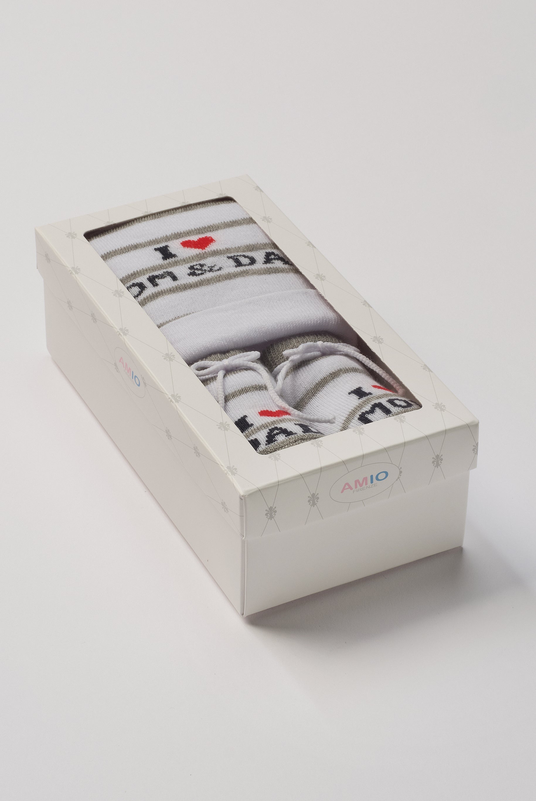 Das niedliche Set von AMIO Firenze ist die perfekte Geschenkidee für Neugeborene. Maximaler Tragekomfort, gepaart mit einer herausragenden Passform. Die feine Schnürung der Scarpine bietet besonderen Halt am Fuß. Die eingewebte Botschaft löst besonders emotionale Momente aus. Das Set wird in einer ansprechenden Geschenkbox präsentiert.
Höchste Qualität, bestes Preis-Leistungs-Verhältnis MADE IN ITALY.