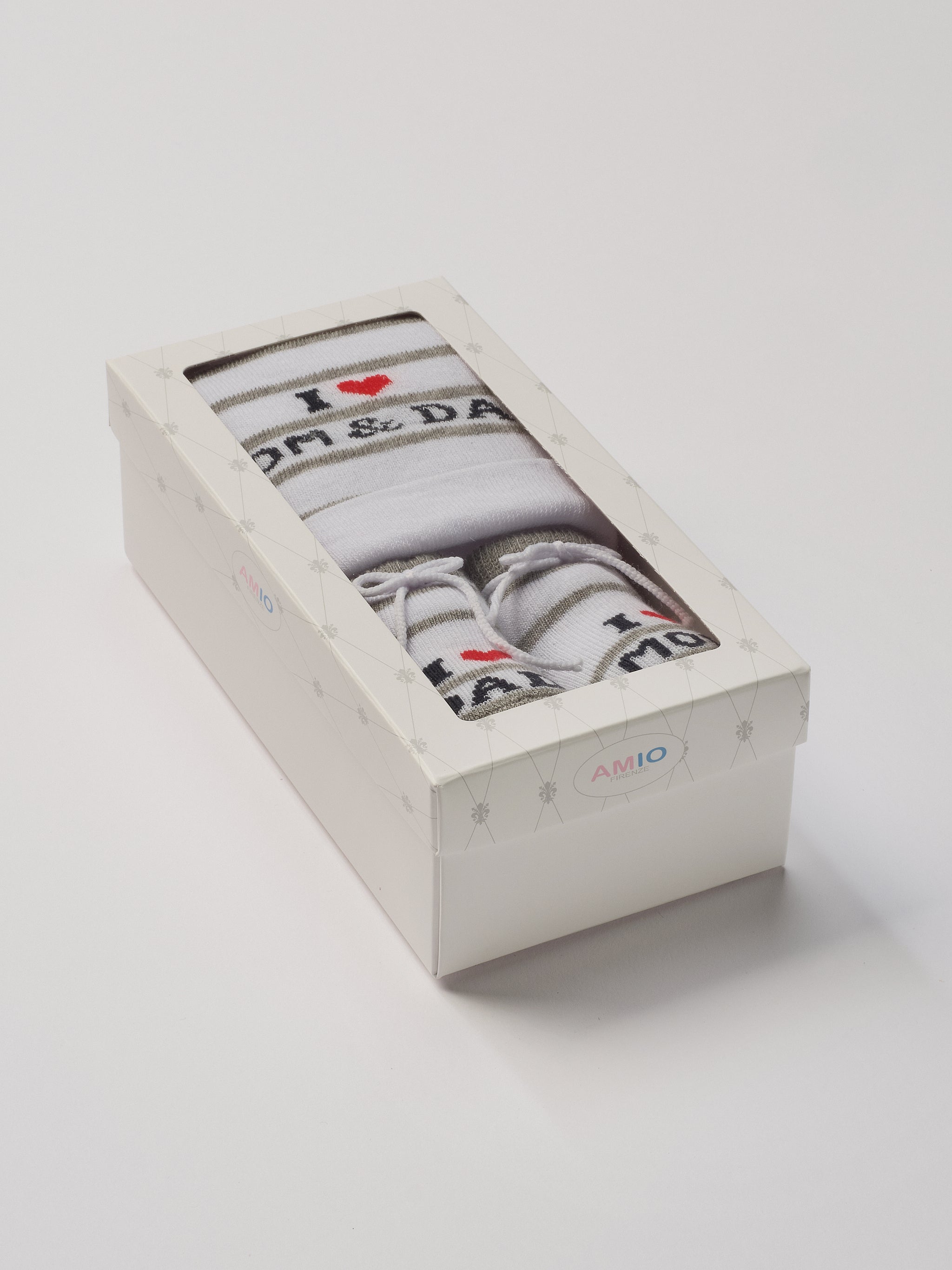 Das niedliche Set von AMIO Firenze ist die perfekte Geschenkidee für Neugeborene. Maximaler Tragekomfort, gepaart mit einer herausragenden Passform. Die feine Schnürung der Scarpine bietet besonderen Halt am Fuß. Die eingewebte Botschaft löst besonders emotionale Momente aus. Das Set wird in einer ansprechenden Geschenkbox präsentiert.
Höchste Qualität, bestes Preis-Leistungs-Verhältnis MADE IN ITALY.