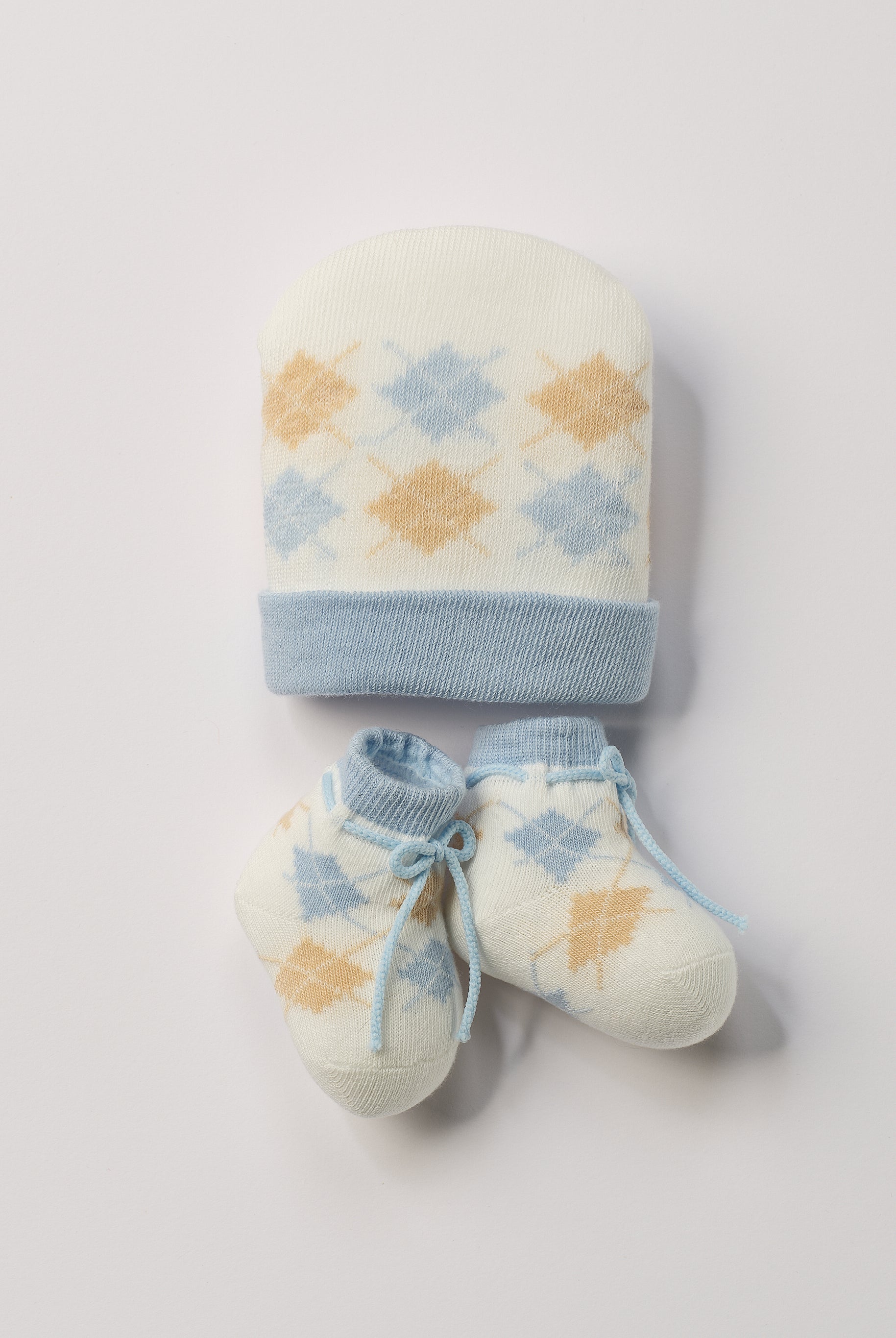 Das niedliche Set von AMIO Firenze ist die perfekte Geschenkidee für Neugeborene. Maximaler Tragekomfort, gepaart mit einer herausragenden Passform. Die feine Schnürung bietet besonderen Halt am Fuß. Die eingewebten Argyle Muster sorgen für einen klassischen Look und unvergessliche Bilder. Das Set wird in einer ansprechenden Geschenkbox präsentiert.
Höchste Qualität, bestes Preis-Leistungs-Verhältnis MADE IN ITALY.