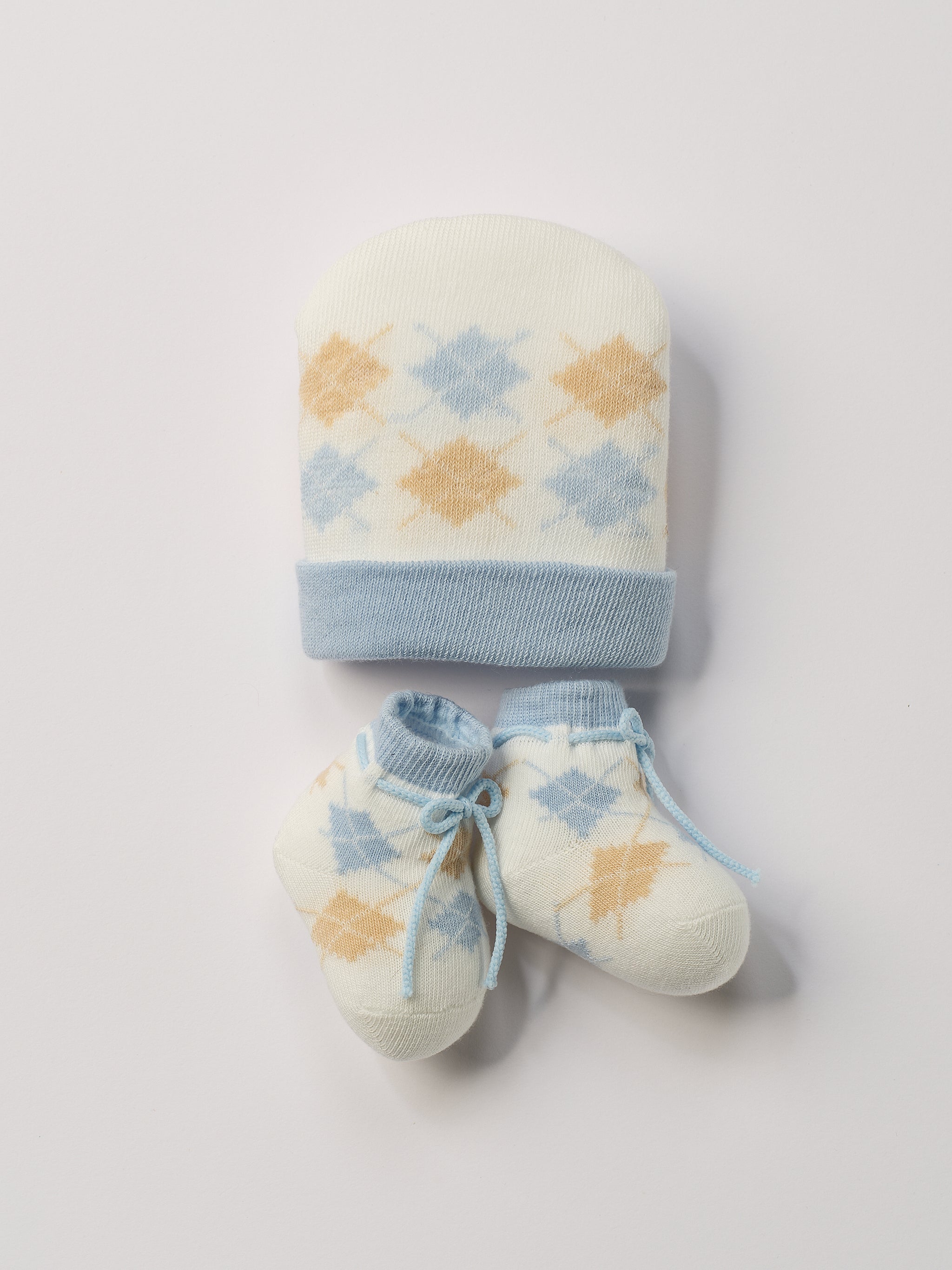 Das niedliche Set von AMIO Firenze ist die perfekte Geschenkidee für Neugeborene. Maximaler Tragekomfort, gepaart mit einer herausragenden Passform. Die feine Schnürung bietet besonderen Halt am Fuß. Die eingewebten Argyle Muster sorgen für einen klassischen Look und unvergessliche Bilder. Das Set wird in einer ansprechenden Geschenkbox präsentiert.
Höchste Qualität, bestes Preis-Leistungs-Verhältnis MADE IN ITALY.