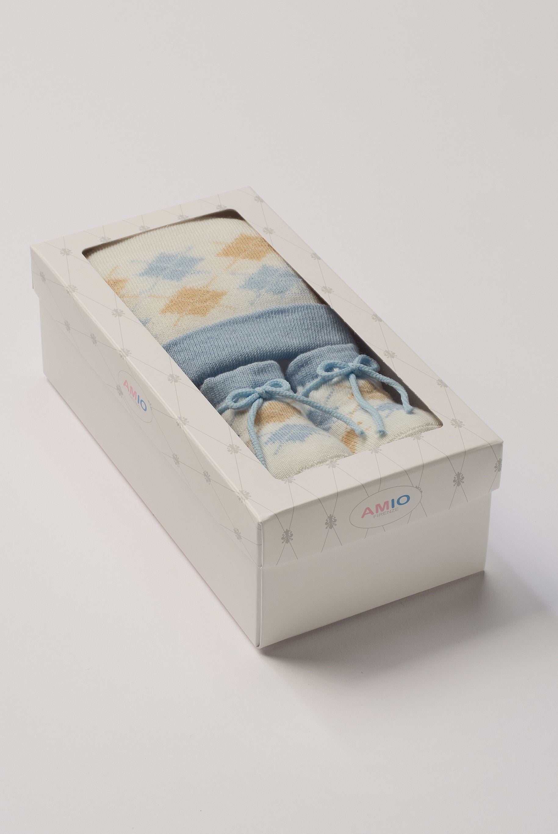 Das niedliche Set von AMIO Firenze ist die perfekte Geschenkidee für Neugeborene. Maximaler Tragekomfort, gepaart mit einer herausragenden Passform. Die feine Schnürung bietet besonderen Halt am Fuß. Die eingewebten Argyle Muster sorgen für einen klassischen Look und unvergessliche Bilder. Das Set wird in einer ansprechenden Geschenkbox präsentiert.
Höchste Qualität, bestes Preis-Leistungs-Verhältnis MADE IN ITALY.