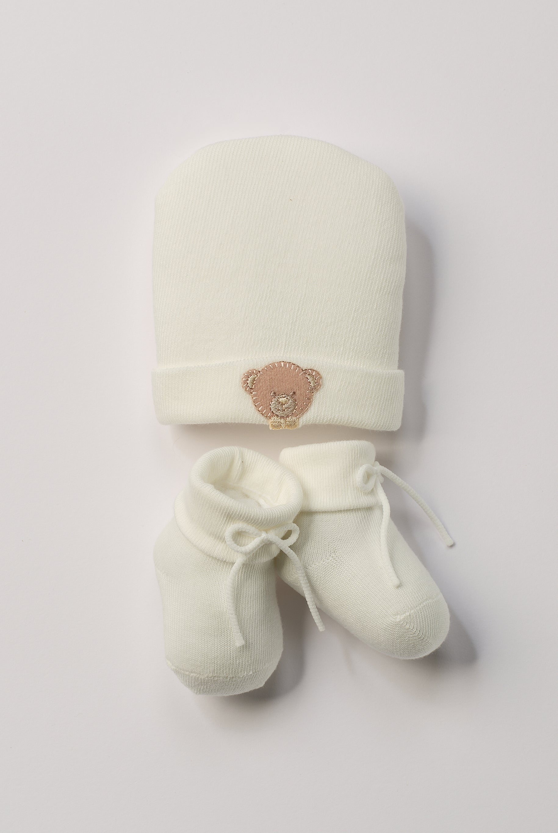 Das niedliche Set von AMIO Firenze ist die perfekte Geschenkidee für Neugeborene. Maximaler Tragekomfort, gepaart mit einer herausragenden Passform. Die feine Schnürung bietet besonderen Halt am Fuß. Die Bärchen-Applikation verleiht der Mütze einen verspielten Look. Das Set wird in einer ansprechenden Geschenkbox präsentiert.
Höchste Qualität, bestes Preis-Leistungs-Verhältnis MADE IN ITALY.