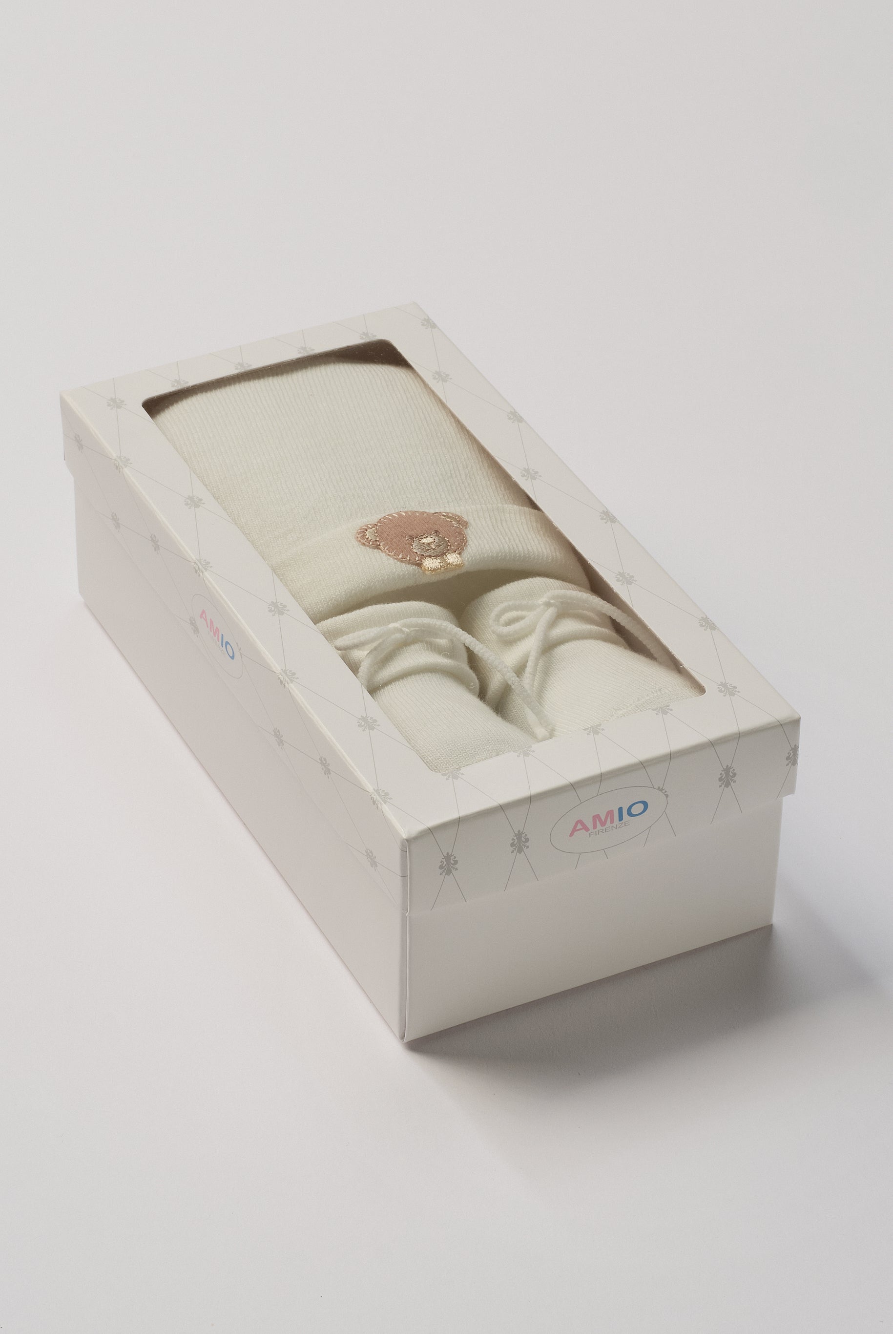 Das niedliche Set von AMIO Firenze ist die perfekte Geschenkidee für Neugeborene. Maximaler Tragekomfort, gepaart mit einer herausragenden Passform. Die feine Schnürung bietet besonderen Halt am Fuß. Die Bärchen-Applikation verleiht der Mütze einen verspielten Look. Das Set wird in einer ansprechenden Geschenkbox präsentiert.
Höchste Qualität, bestes Preis-Leistungs-Verhältnis MADE IN ITALY.