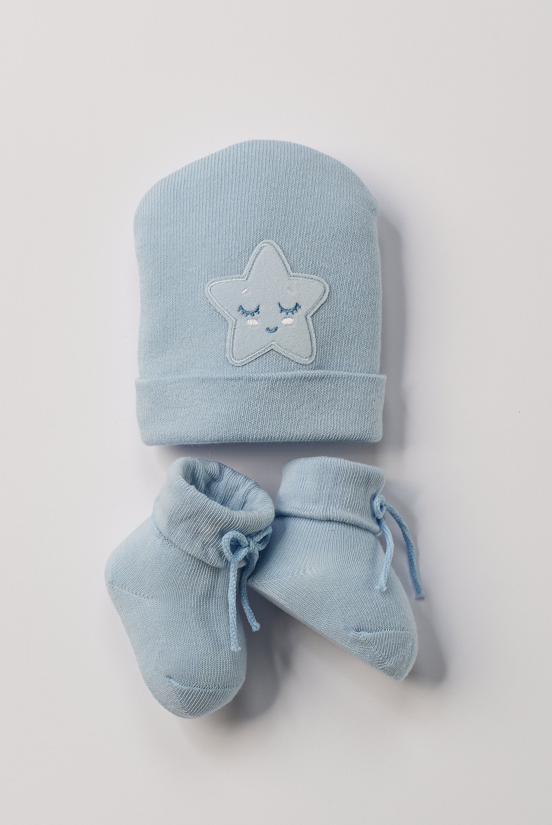 Das niedliche Set von AMIO Firenze ist die perfekte Geschenkidee für Neugeborene. Maximaler Tragekomfort, gepaart mit einer herausragenden Passform. Die feine Schnürung bietet besonderen Halt am Fuß. Die Stern-Applikation verleiht der Mütze einen verspielten Look. Das Set wird in einer ansprechenden Geschenkbox präsentiert.
Höchste Qualität, bestes Preis-Leistungs-Verhältnis MADE IN ITALY.