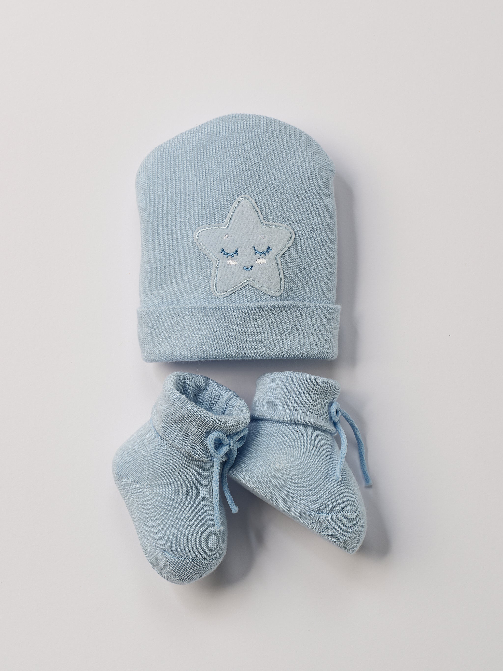 Das niedliche Set von AMIO Firenze ist die perfekte Geschenkidee für Neugeborene. Maximaler Tragekomfort, gepaart mit einer herausragenden Passform. Die feine Schnürung bietet besonderen Halt am Fuß. Die Stern-Applikation verleiht der Mütze einen verspielten Look. Das Set wird in einer ansprechenden Geschenkbox präsentiert.
Höchste Qualität, bestes Preis-Leistungs-Verhältnis MADE IN ITALY.