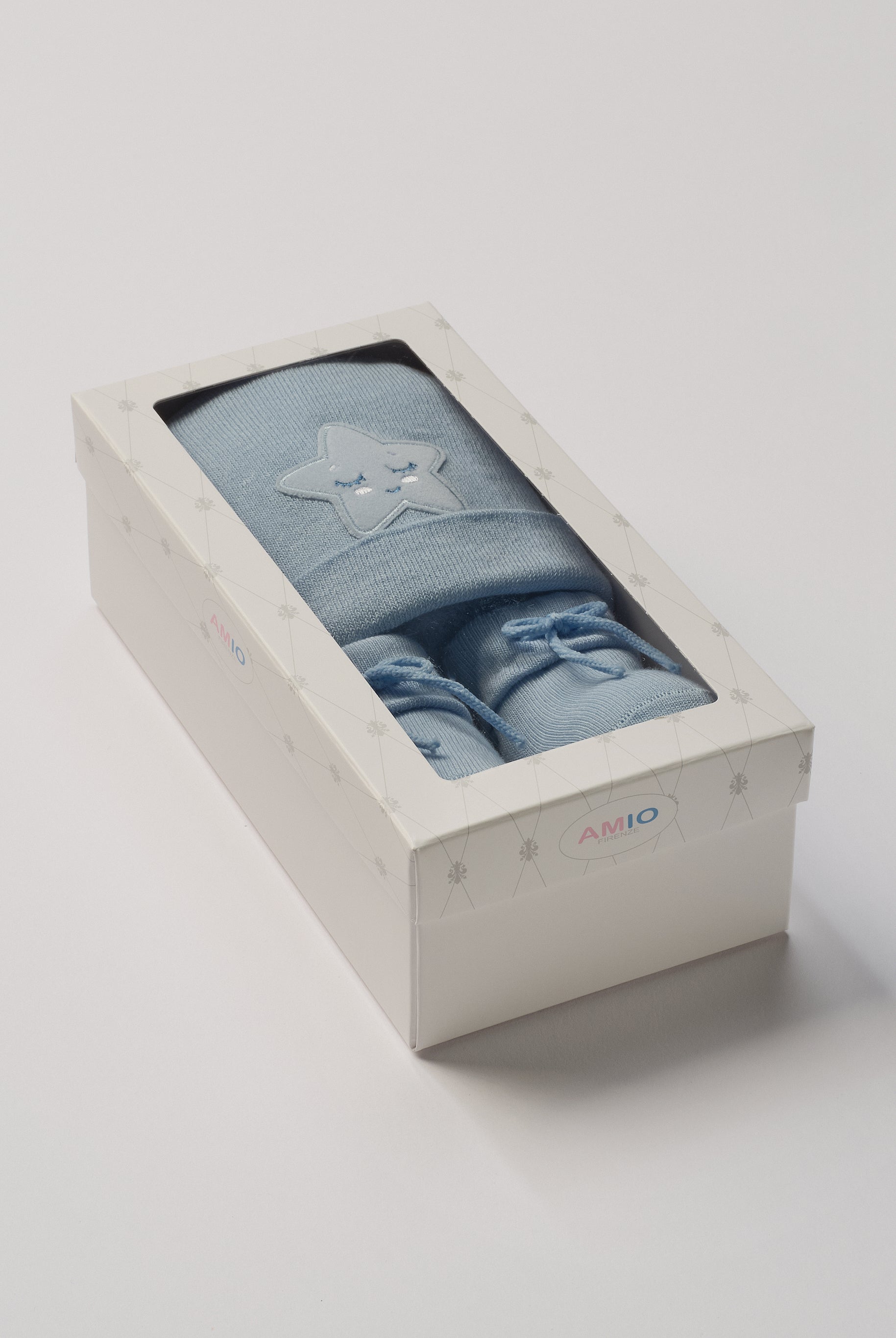 Das niedliche Set von AMIO Firenze ist die perfekte Geschenkidee für Neugeborene. Maximaler Tragekomfort, gepaart mit einer herausragenden Passform. Die feine Schnürung bietet besonderen Halt am Fuß. Die Stern-Applikation verleiht der Mütze einen verspielten Look. Das Set wird in einer ansprechenden Geschenkbox präsentiert.
Höchste Qualität, bestes Preis-Leistungs-Verhältnis MADE IN ITALY.