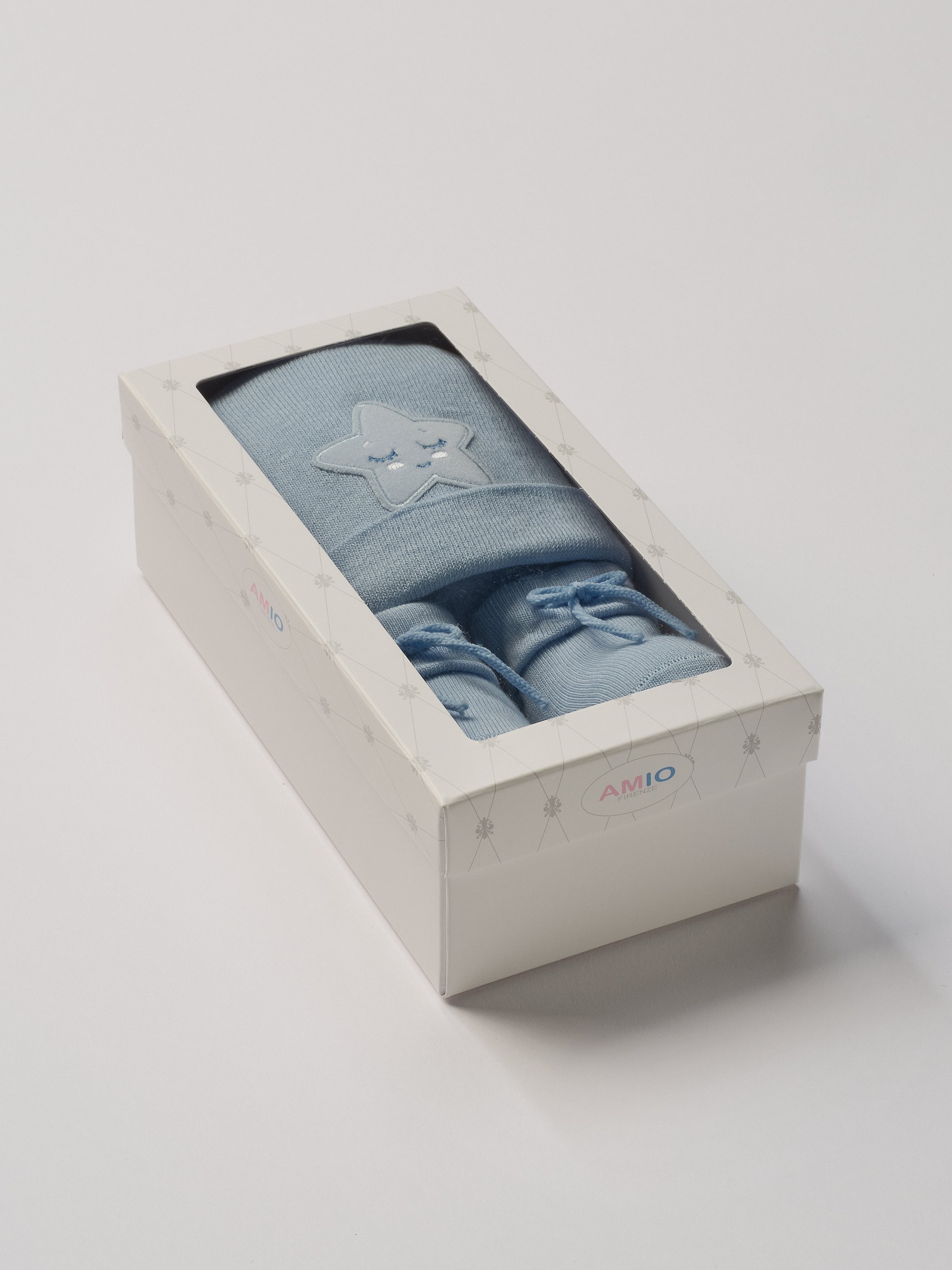 Das niedliche Set von AMIO Firenze ist die perfekte Geschenkidee für Neugeborene. Maximaler Tragekomfort, gepaart mit einer herausragenden Passform. Die feine Schnürung bietet besonderen Halt am Fuß. Die Stern-Applikation verleiht der Mütze einen verspielten Look. Das Set wird in einer ansprechenden Geschenkbox präsentiert.
Höchste Qualität, bestes Preis-Leistungs-Verhältnis MADE IN ITALY.