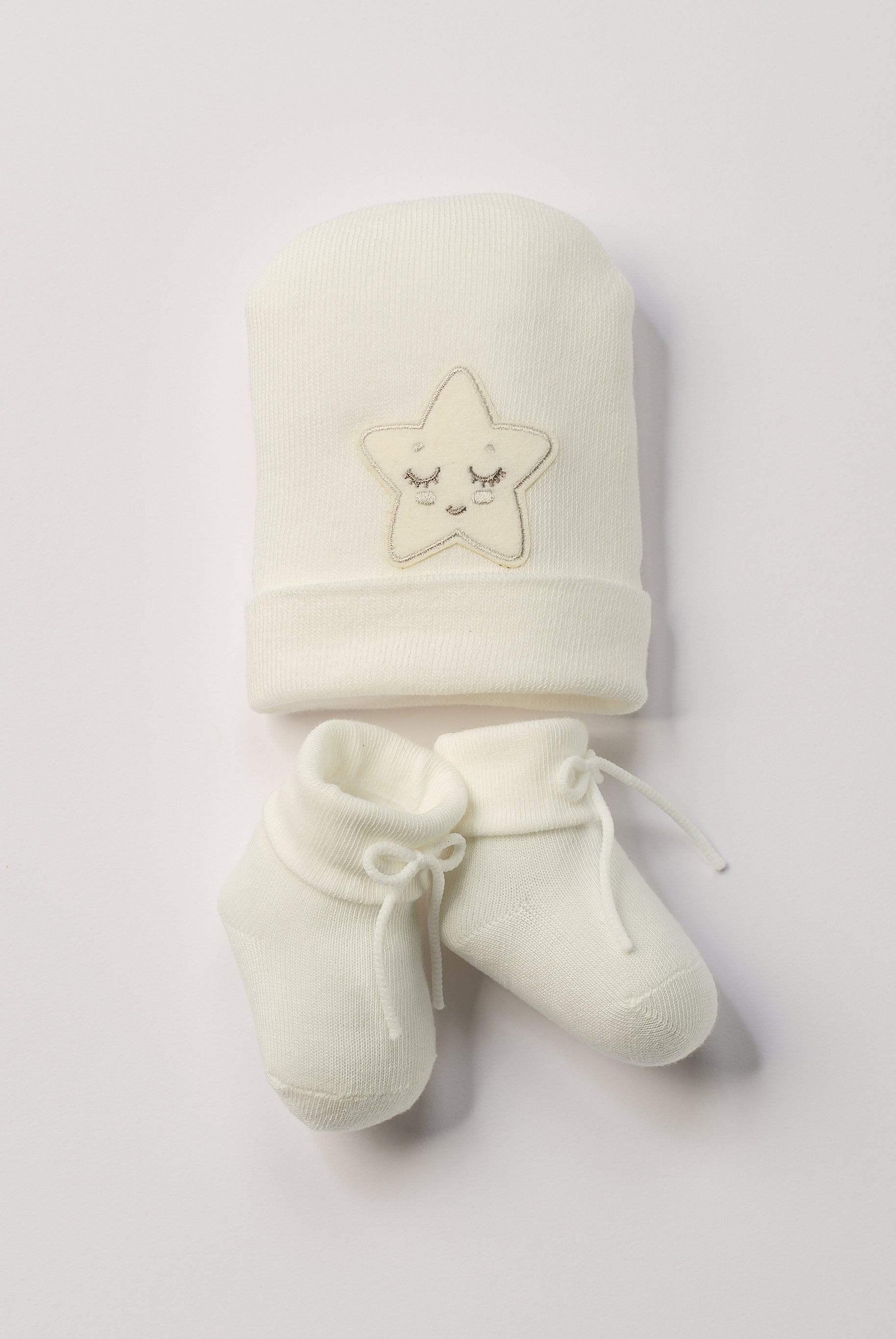 Das niedliche Set von AMIO Firenze ist die perfekte Geschenkidee für Neugeborene. Maximaler Tragekomfort, gepaart mit einer herausragenden Passform. Die feine Schnürung bietet besonderen Halt am Fuß. Die Stern-Applikation verleiht der Mütze einen verspielten Look. Das Set wird in einer ansprechenden Geschenkbox präsentiert.
Höchste Qualität, bestes Preis-Leistungs-Verhältnis MADE IN ITALY.