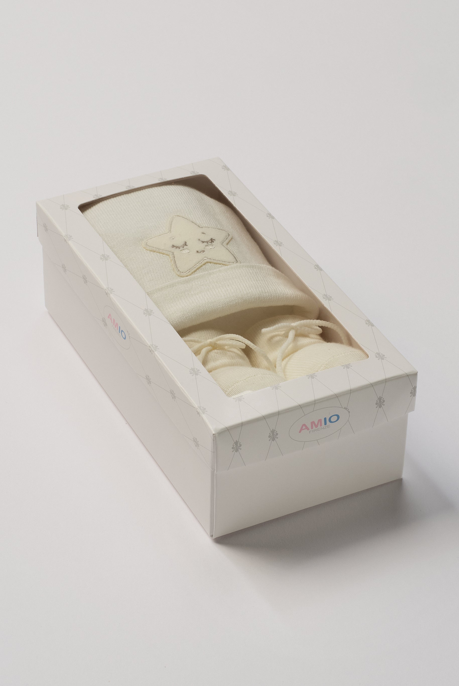 Das niedliche Set von AMIO Firenze ist die perfekte Geschenkidee für Neugeborene. Maximaler Tragekomfort, gepaart mit einer herausragenden Passform. Die feine Schnürung bietet besonderen Halt am Fuß. Die Stern-Applikation verleiht der Mütze einen verspielten Look. Das Set wird in einer ansprechenden Geschenkbox präsentiert.
Höchste Qualität, bestes Preis-Leistungs-Verhältnis MADE IN ITALY.