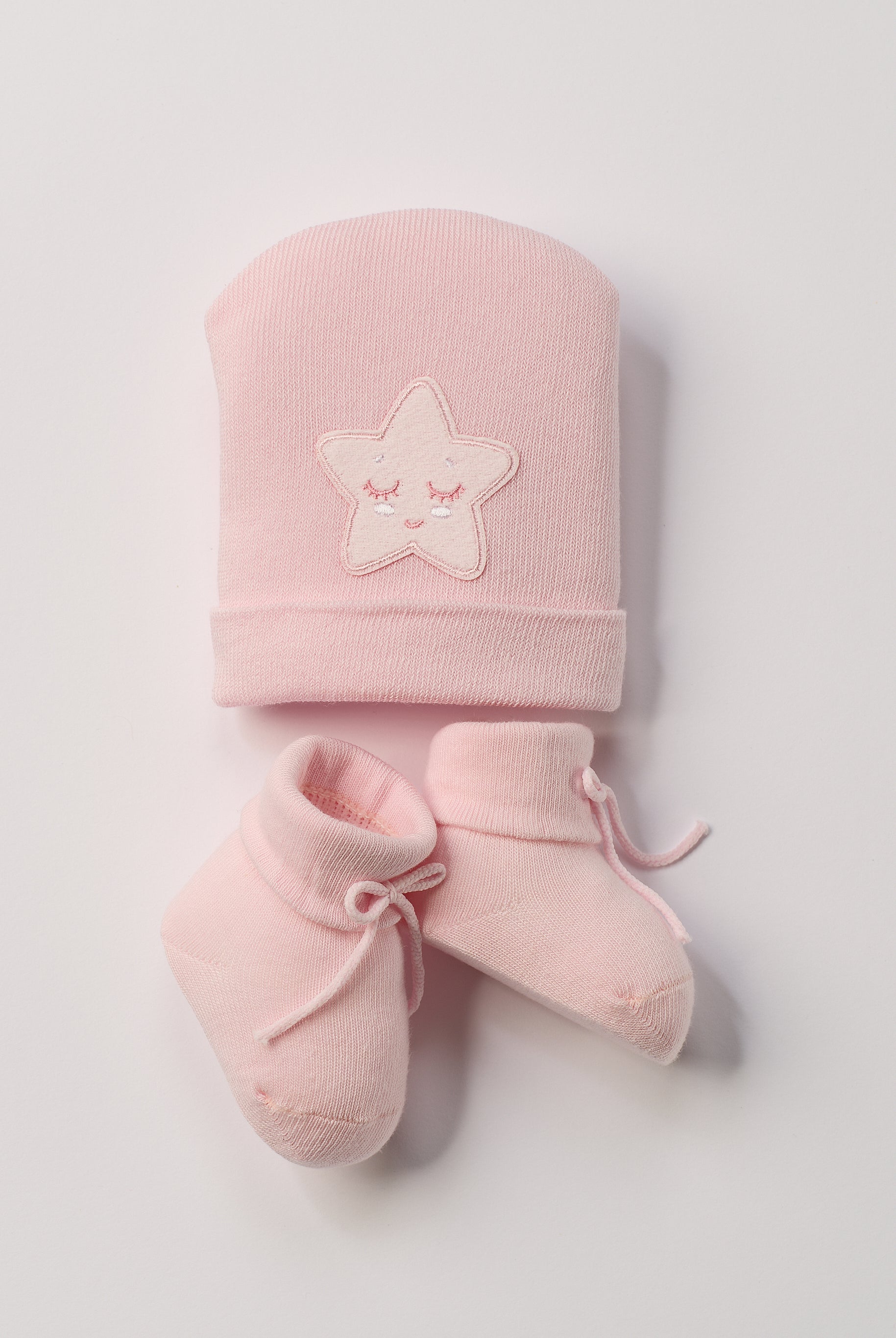 Das niedliche Set von AMIO Firenze ist die perfekte Geschenkidee für Neugeborene. Maximaler Tragekomfort, gepaart mit einer herausragenden Passform. Die feine Schnürung bietet besonderen Halt am Fuß. Die Stern-Applikation verleiht der Mütze einen verspielten Look. Das Set wird in einer ansprechenden Geschenkbox präsentiert.
Höchste Qualität, bestes Preis-Leistungs-Verhältnis MADE IN ITALY.