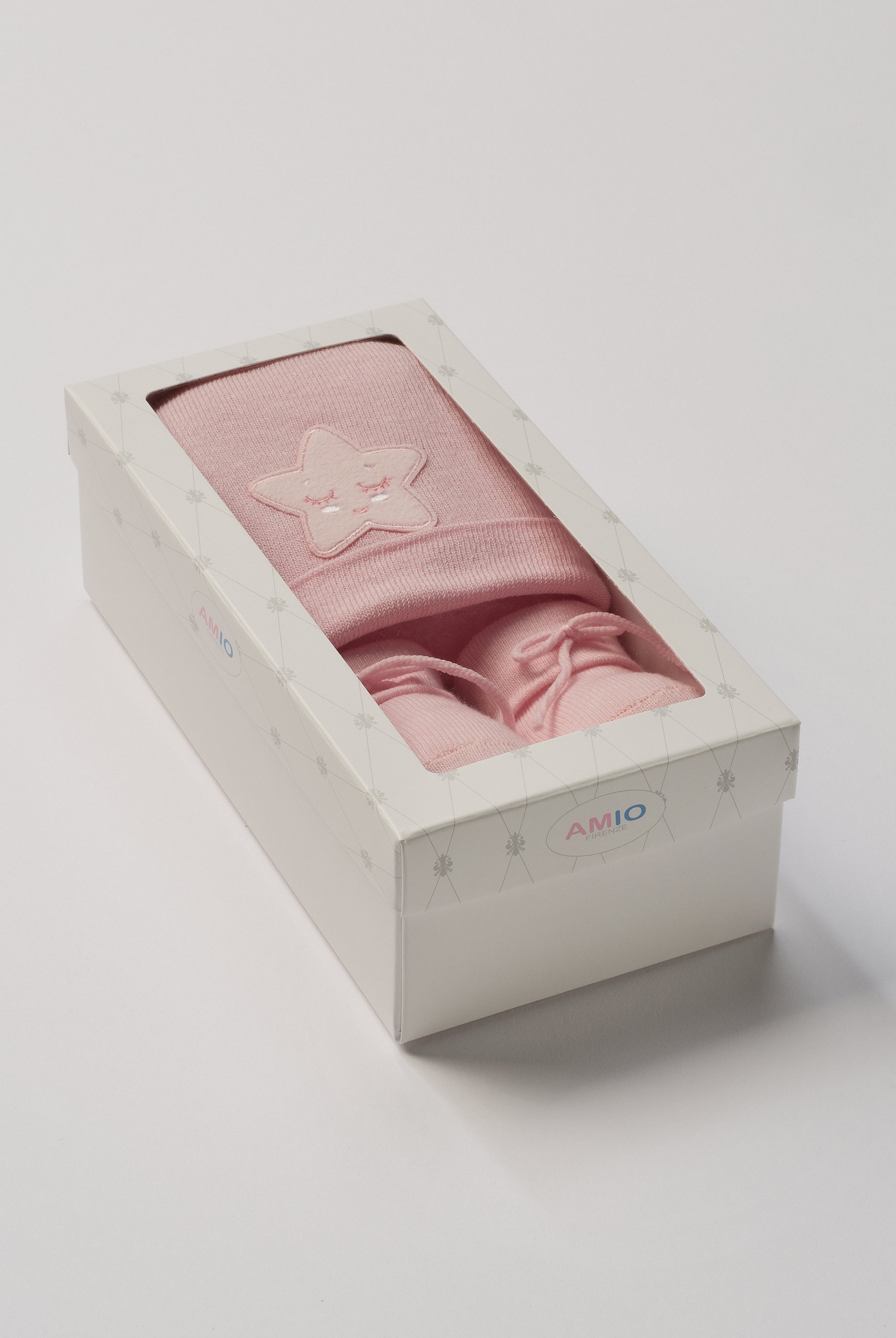 Das niedliche Set von AMIO Firenze ist die perfekte Geschenkidee für Neugeborene. Maximaler Tragekomfort, gepaart mit einer herausragenden Passform. Die feine Schnürung bietet besonderen Halt am Fuß. Die Stern-Applikation verleiht der Mütze einen verspielten Look. Das Set wird in einer ansprechenden Geschenkbox präsentiert.
Höchste Qualität, bestes Preis-Leistungs-Verhältnis MADE IN ITALY.