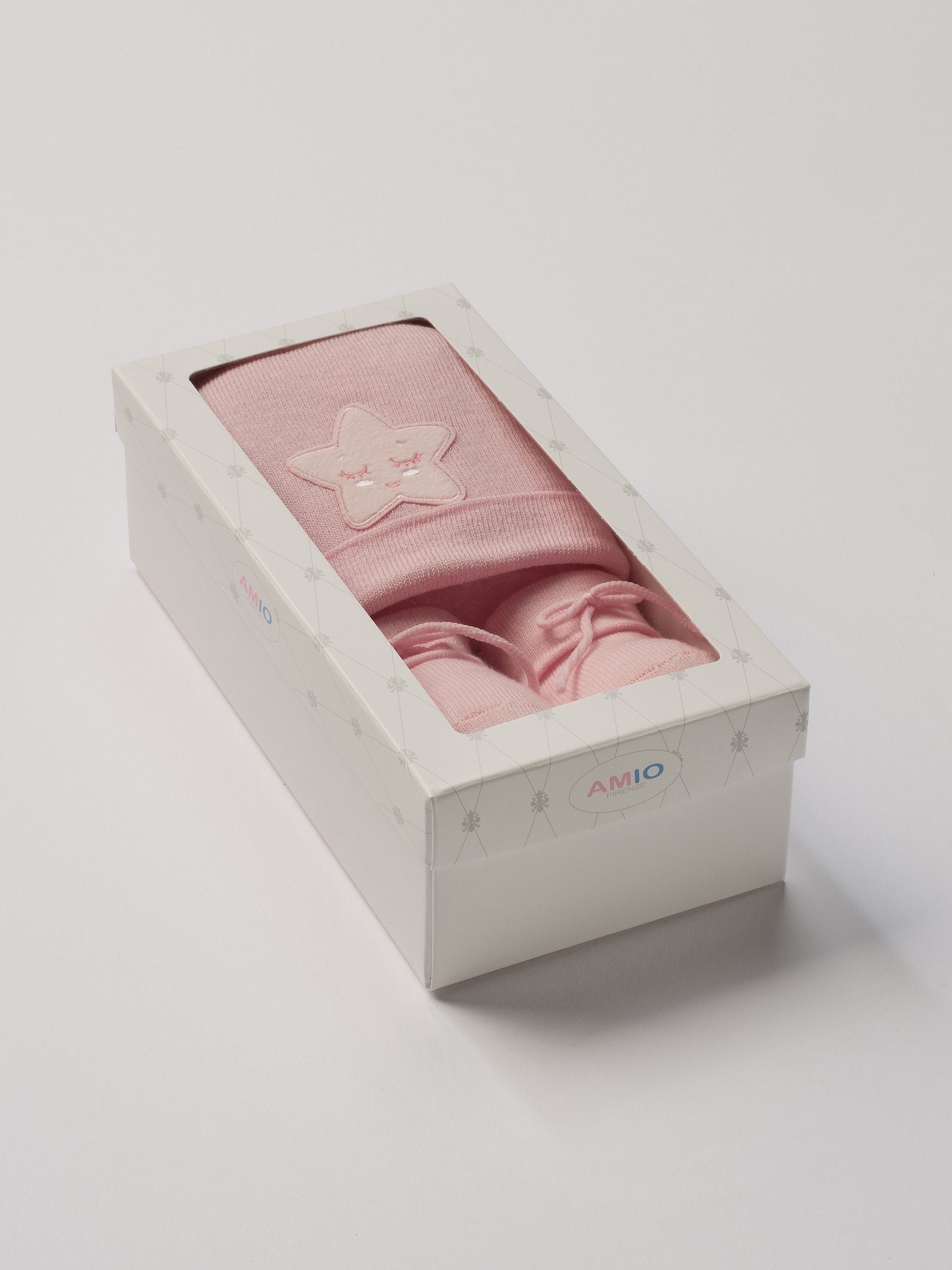 Das niedliche Set von AMIO Firenze ist die perfekte Geschenkidee für Neugeborene. Maximaler Tragekomfort, gepaart mit einer herausragenden Passform. Die feine Schnürung bietet besonderen Halt am Fuß. Die Stern-Applikation verleiht der Mütze einen verspielten Look. Das Set wird in einer ansprechenden Geschenkbox präsentiert.
Höchste Qualität, bestes Preis-Leistungs-Verhältnis MADE IN ITALY.