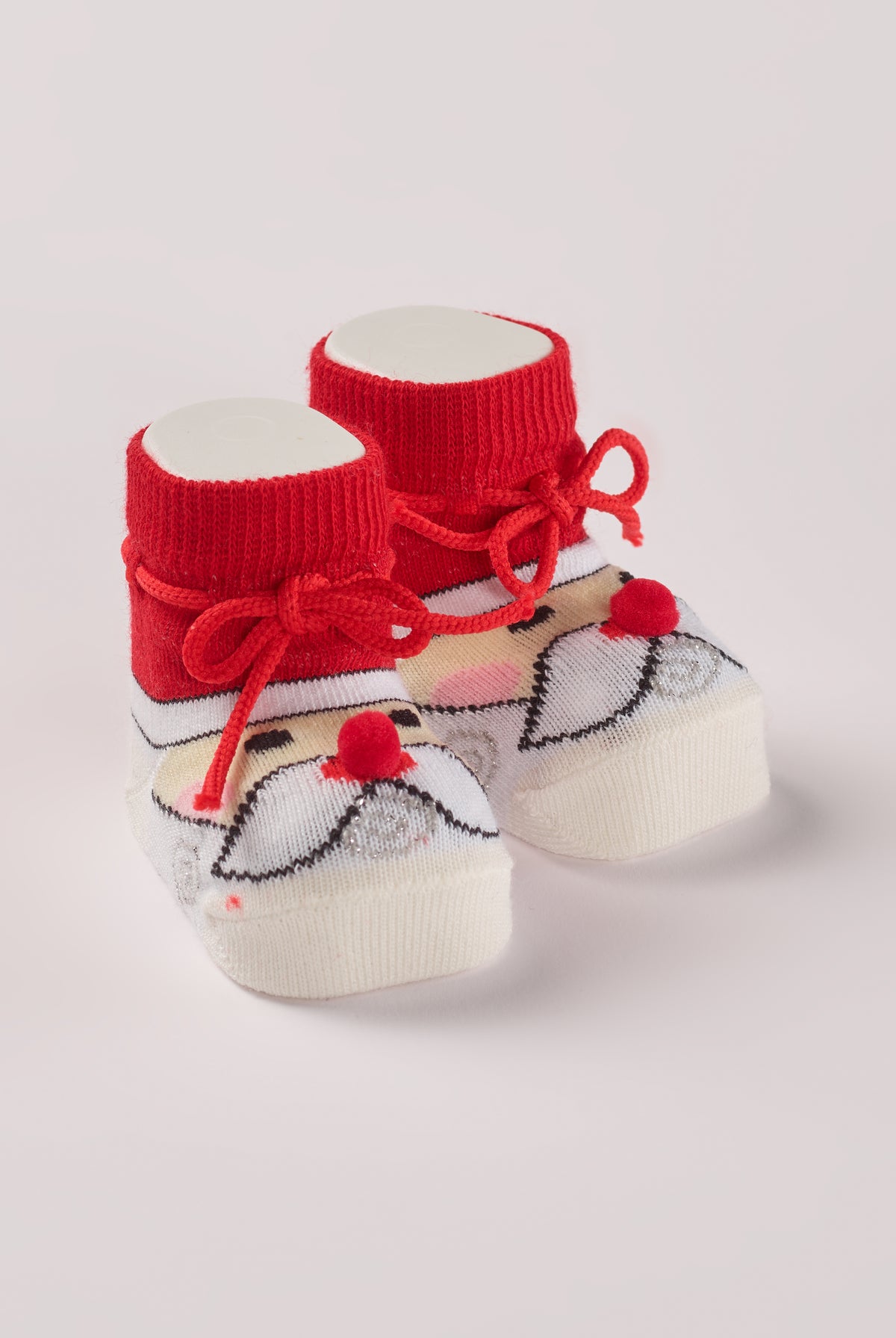 Die weihnachtlichen Baby Booties verfügen über einen niedlich eingewebten Santa und eignen sich perfekt als Geschenk für Babypartys oder als süße Schwangerschaftsankündigung für Freunde und Verwandte während der Weihnachtszeit. Die feine Schnürung bietet besonderen Halt am Fuß. Unsere Scarpine werden in einer ansprechenden Geschenkbox präsentiert.