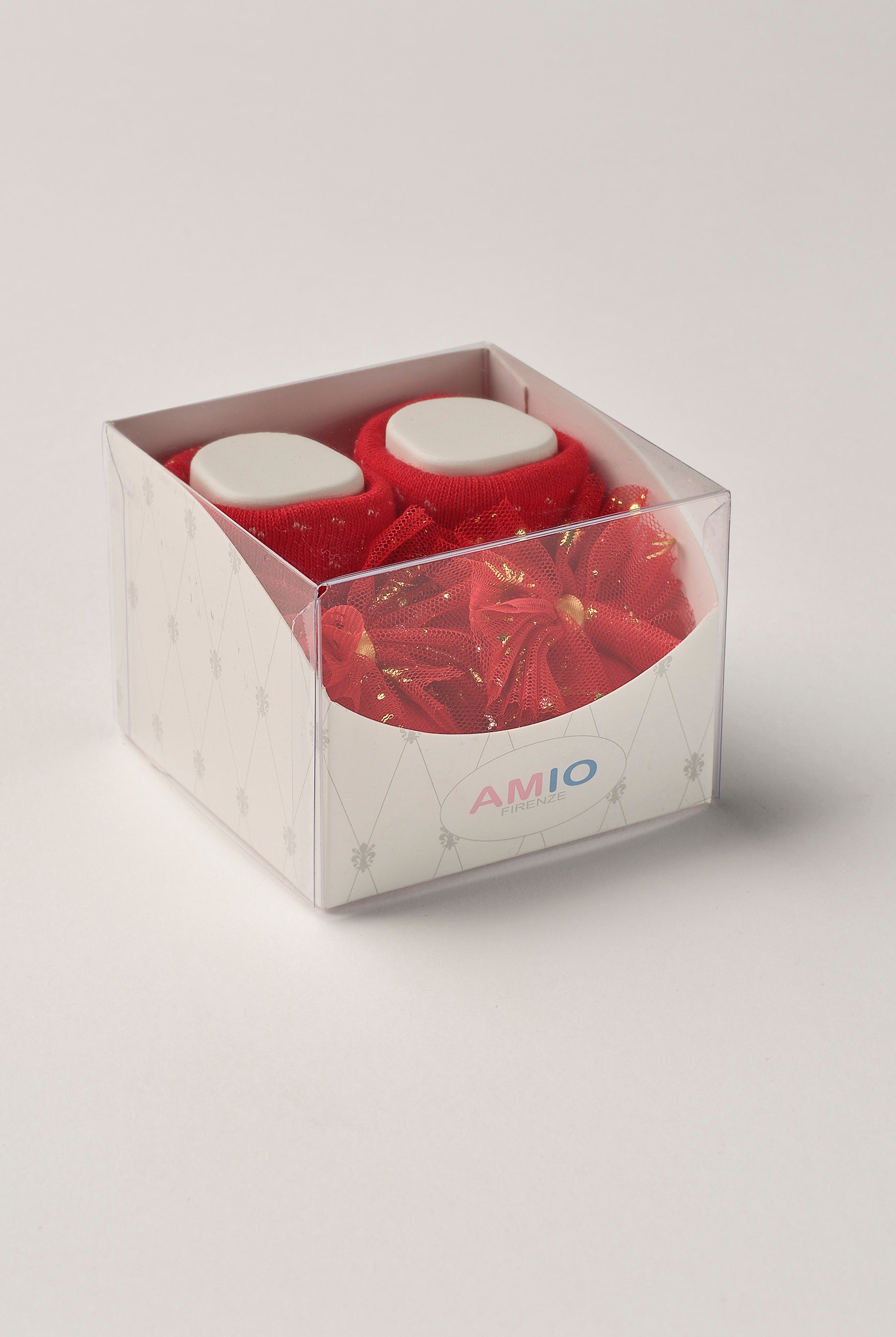 Die Baby Booties verfügen über niedliche Schleifen und eignen sich perfekt als Geschenk für Babypartys oder als süße Schwangerschaftsankündigung für Freunde und Verwandte. Unsere Scarpine werden in einer ansprechenden Geschenkbox präsentiert.
Höchste Qualität, bestes Preis-Leistungs-Verhältnis MADE IN ITALY.