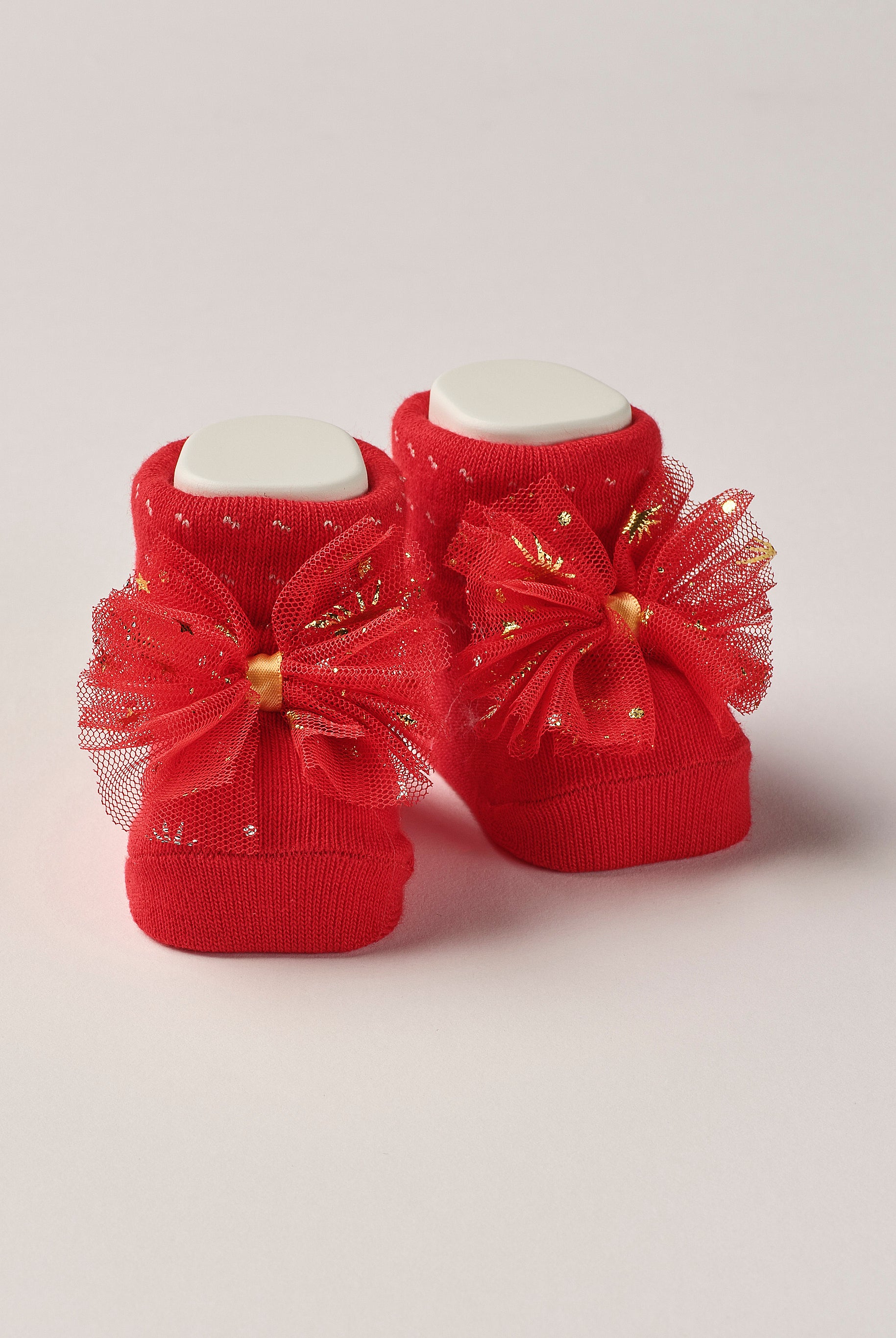 Die Baby Booties verfügen über niedliche Schleifen und eignen sich perfekt als Geschenk für Babypartys oder als süße Schwangerschaftsankündigung für Freunde und Verwandte. Unsere Scarpine werden in einer ansprechenden Geschenkbox präsentiert.
Höchste Qualität, bestes Preis-Leistungs-Verhältnis MADE IN ITALY.