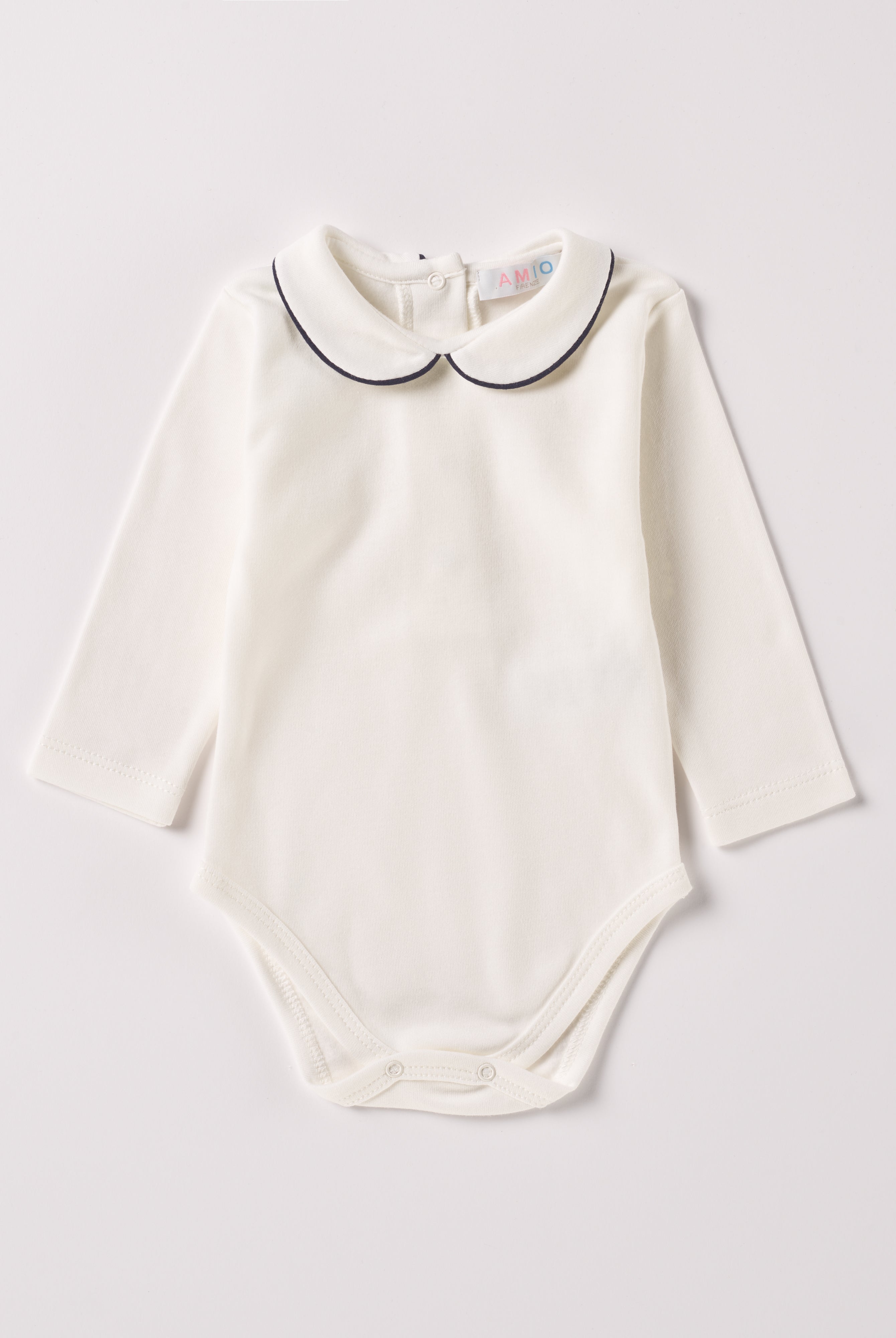Der langarmige Body, gefertigt aus 100% Baumwolle, hat eine perfekte Passform. Kundinnen und Kunden vertrauen auf unseren Schnitt, da die flachen Druckknöpfe an der Rückseite ein unkompliziertes und schnelles Anziehen ermöglichen. Die "flanellartige" Innenseite wurde speziell für zarte Kinderhaut konzipiert und bietet ein besonders sanftes Trageerlebnis. Ein großer Vorteil der flanellartigen Innenseite ist, dass die Kinder weniger schwitzen. Der Kragen verleiht dem Body ein edles Design.