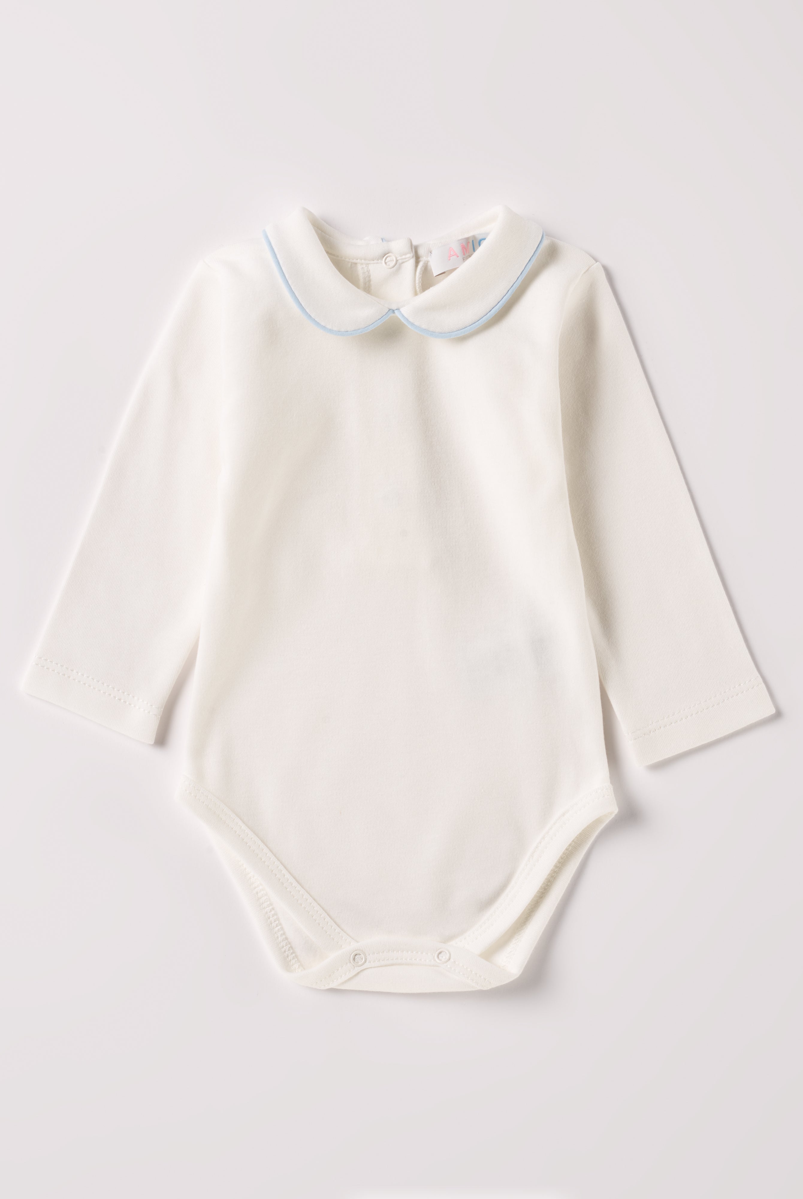 Der langarmige Body, gefertigt aus 100% Baumwolle, hat eine perfekte Passform. Kundinnen und Kunden vertrauen auf unseren Schnitt, da die flachen Druckknöpfe an der Rückseite ein unkompliziertes und schnelles Anziehen ermöglichen. Die "flanellartige" Innenseite wurde speziell für zarte Kinderhaut konzipiert und bietet ein besonders sanftes Trageerlebnis. Ein großer Vorteil der flanellartigen Innenseite ist, dass die Kinder weniger schwitzen. Der Kragen verleiht dem Body ein edles Design.