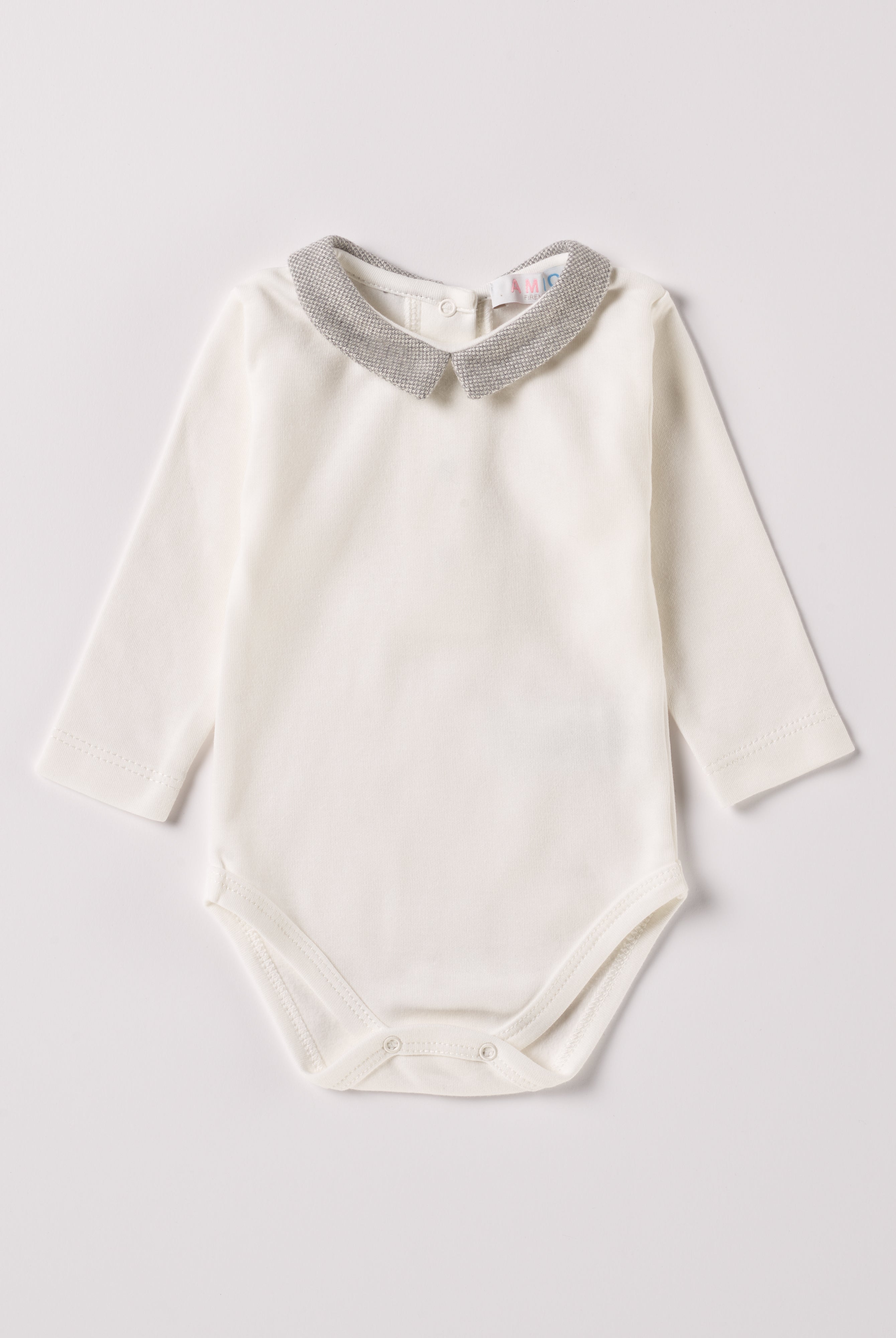 Der langarmige Body, gefertigt aus 100% Baumwolle, hat eine perfekte Passform. Kundinnen und Kunden vertrauen auf unseren Schnitt, da die flachen Knöpfe an der Rückseite ein unkompliziertes und schnelles Anziehen ermöglichen. Die "flanellartige" Innenseite wurde speziell für zarte Kinderhaut konzipiert und bietet ein besonders sanftes Trageerlebnis. Ein großer Vorteil der flanellartigen Innenseite ist, dass die Kinder weniger schwitzen. Der Kragen verleiht dem Body ein edles Design.