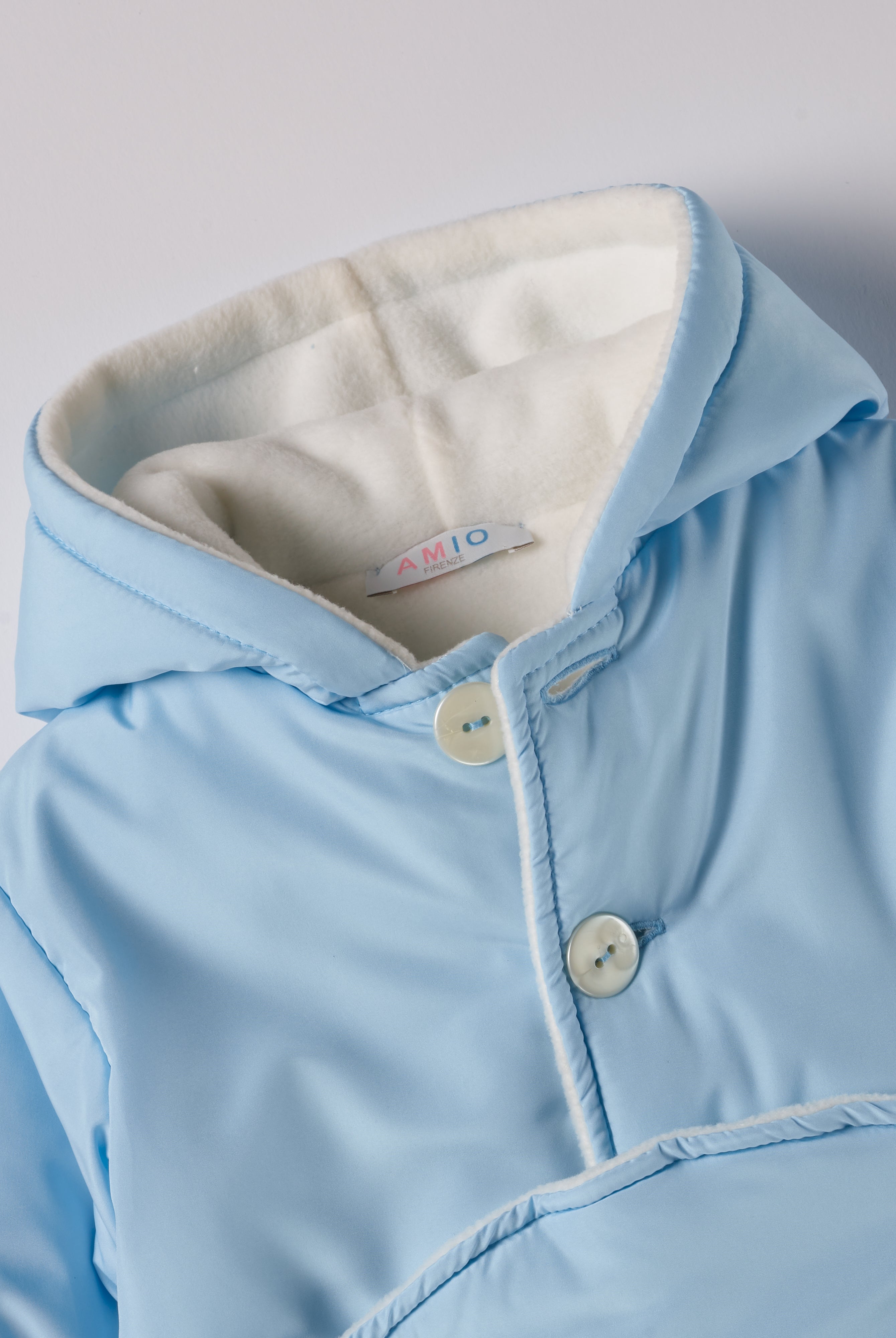 Der Baby Fußsack aus Mikrofaser bietet eine vielseitige Funktion, indem er sowohl als Fußsack als auch als Jacke mit Kapuze verwendet werden kann (der Fußteil ist mit Knöpfen zur Jacke verbunden). Die Handschuhe sind leicht abnehmbar. Der Schnitt is für Babyautositze konzipiert, sodass der Fußteil bei einer Autofahrten nicht extra auszuziehen ist. Wärmespendend, windundurchlässig und extrem pflegeleicht.
Höchste Qualität, bestes Preis-Leistungs-Verhältnis MADE IN ITALY.