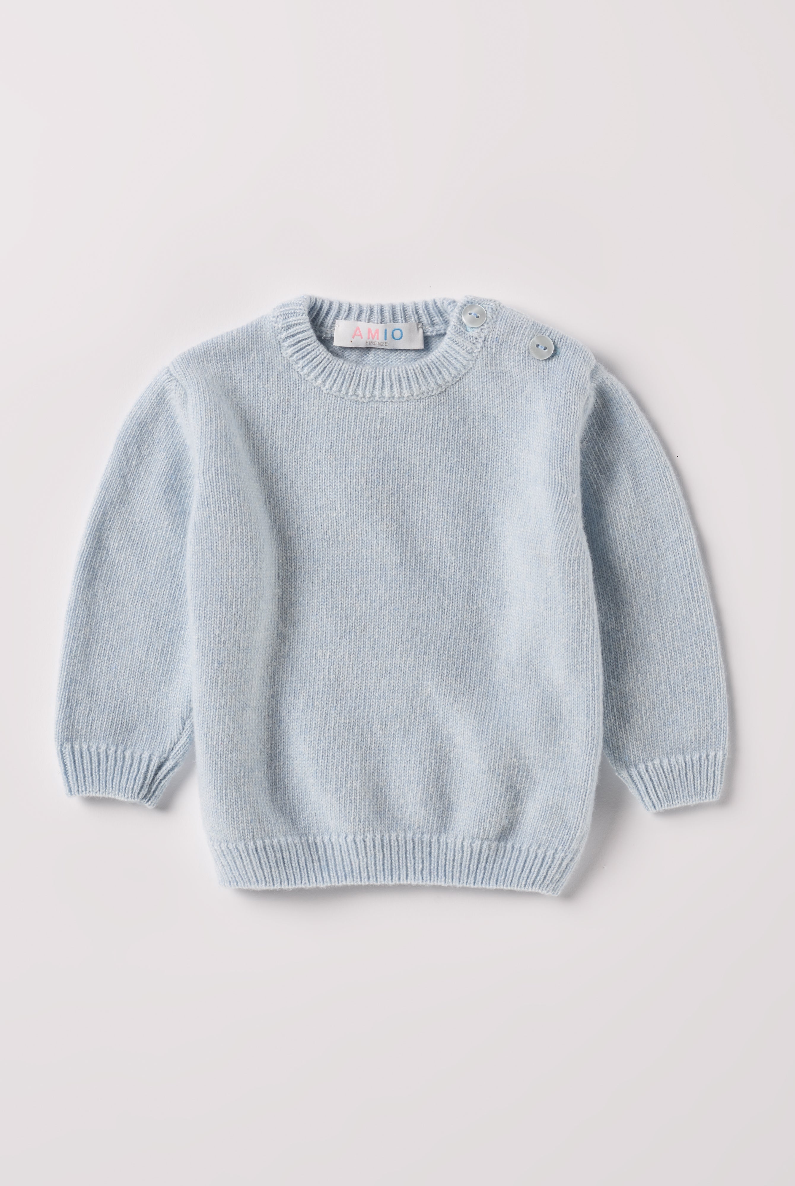 Der weiche und wärmespendende Strickpullover von AMIO Firenze ist der perfekte Begleiter für die kalte Jahreszeit. Vielseitig kombinierbar und aufgrund der Materialzusammensetzung strapazierfähig für den Alltag. Maximaler Tragekomfort, gepaart mit einer herausragenden Passform. Das klassische Design macht den Pullover vielseitig kombinierbar, ob sportlich oder elegant.
Höchste Qualität, bestes Preis-Leistungs-Verhältnis MADE IN ITALY.