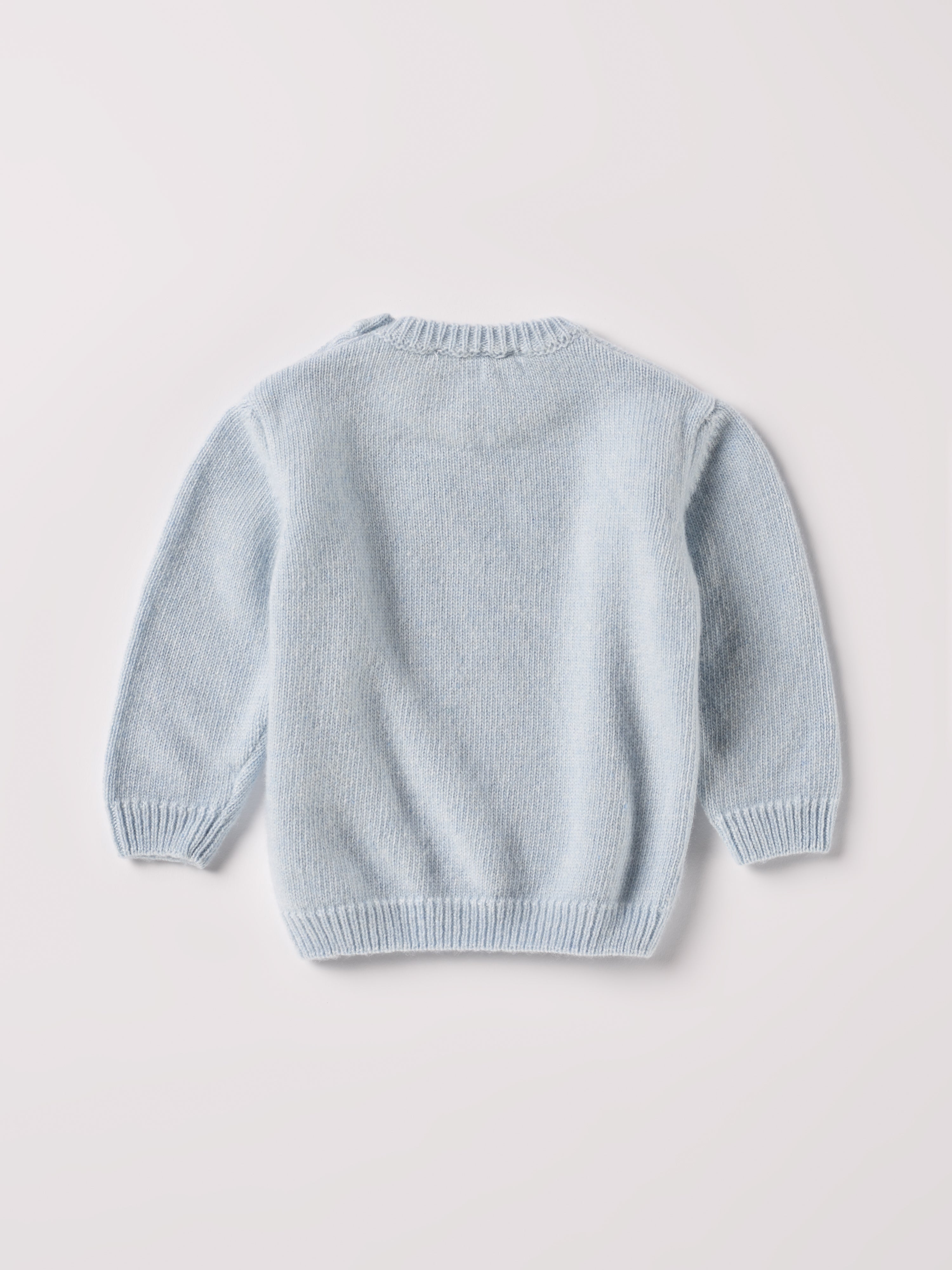 Der weiche und wärmespendende Strickpullover von AMIO Firenze ist der perfekte Begleiter für die kalte Jahreszeit. Vielseitig kombinierbar und aufgrund der Materialzusammensetzung strapazierfähig für den Alltag. Maximaler Tragekomfort, gepaart mit einer herausragenden Passform. Das klassische Design macht den Pullover vielseitig kombinierbar, ob sportlich oder elegant.
Höchste Qualität, bestes Preis-Leistungs-Verhältnis MADE IN ITALY.